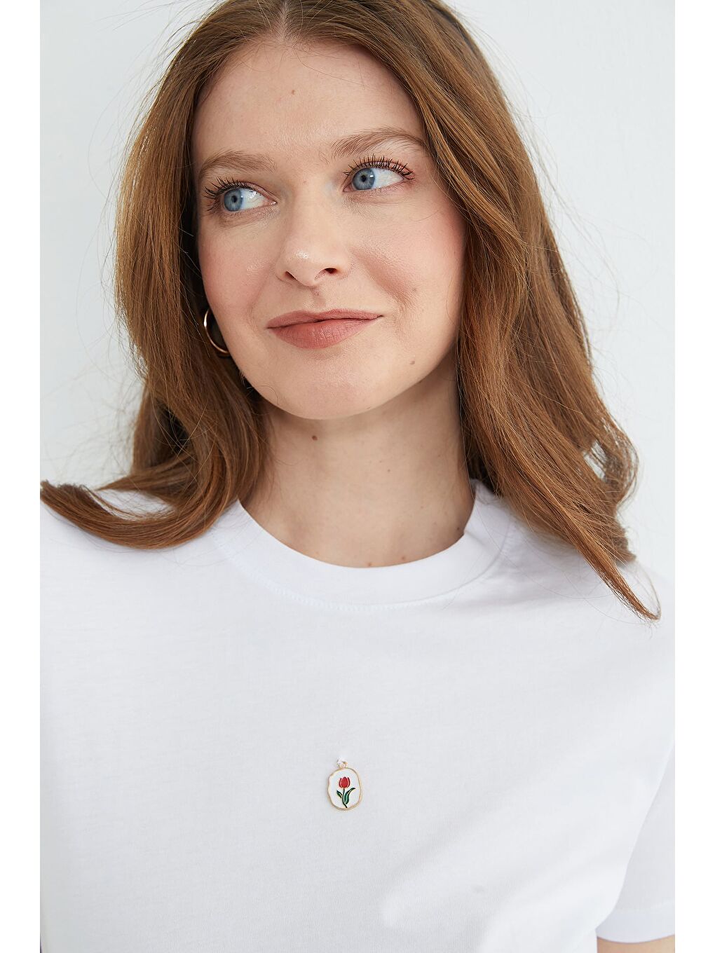 Beyaz Metal Aksesuarlı Bisiklet Yaka Tişört-4