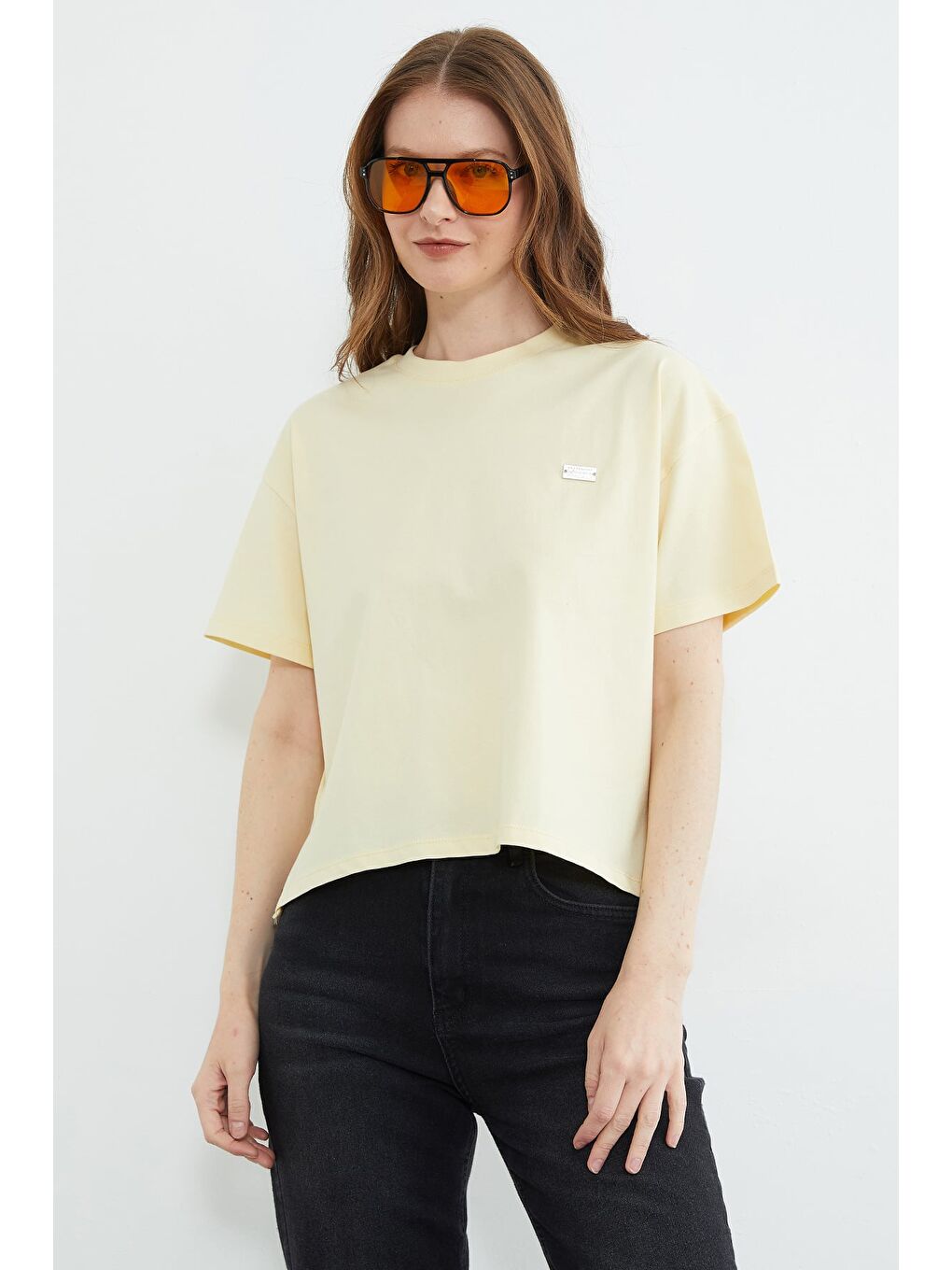 Sarı Metal Aksesuarlı Bisiklet Yaka Yırtmaçlı Tişört-4