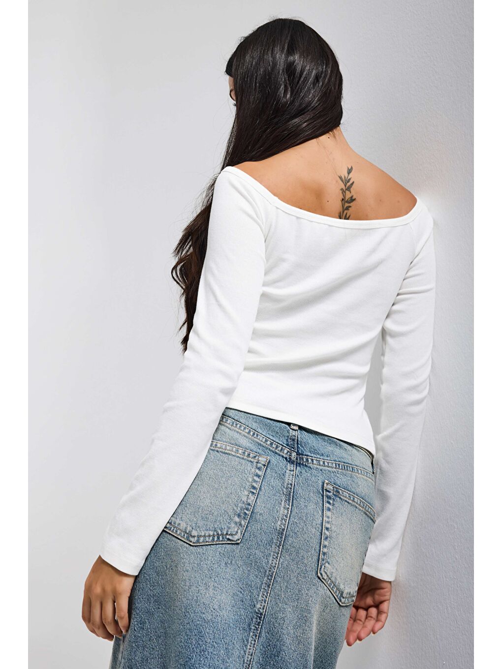 Kadın Beyaz w5 Agraf Detaylı Omzu Açık Özel Tasarım Crop Top-3