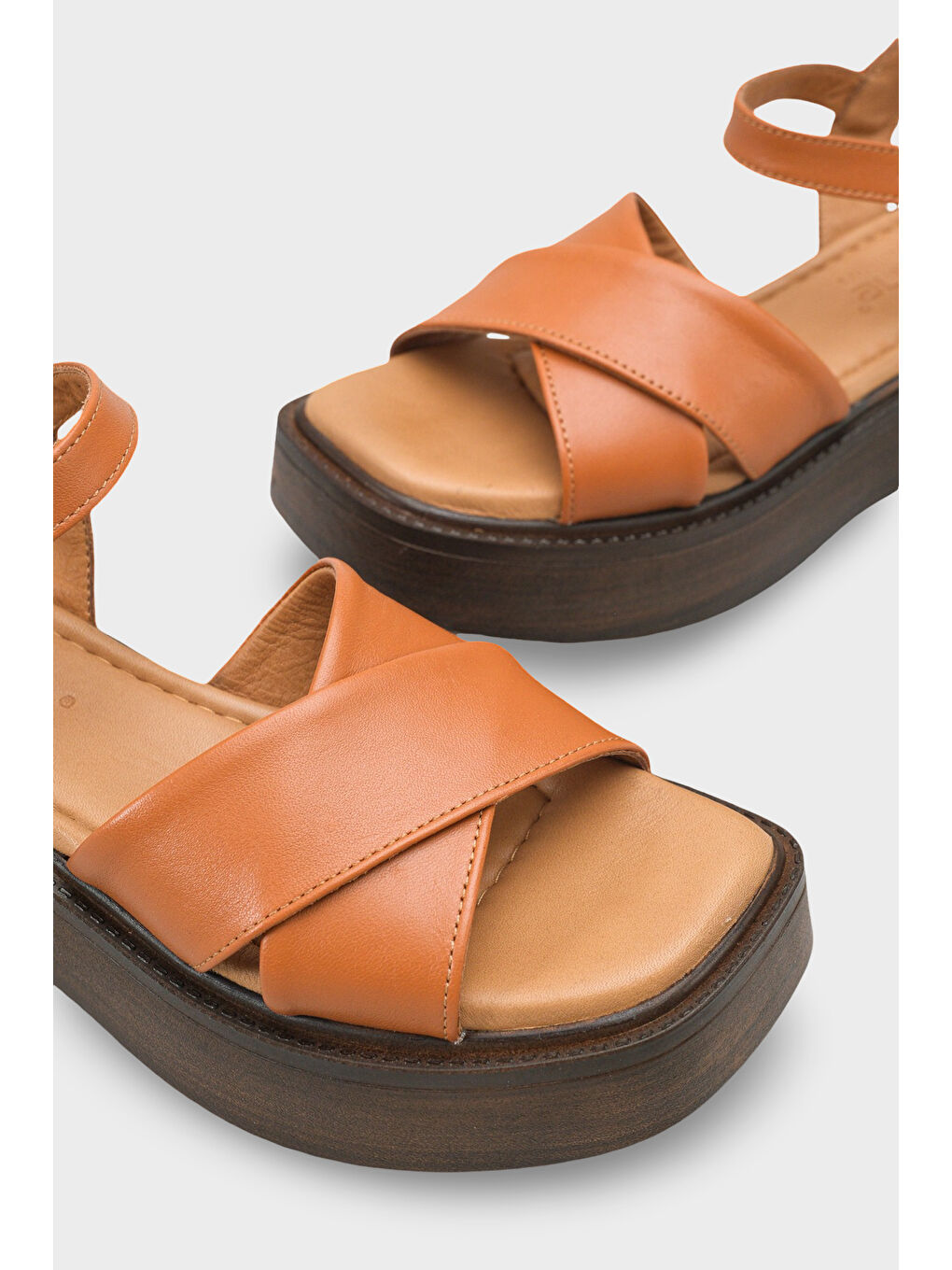 Kahverengi Bobbi Hakiki Deri Çapraz Bantlı Dolgu Topuk Kadın Sandalet-3