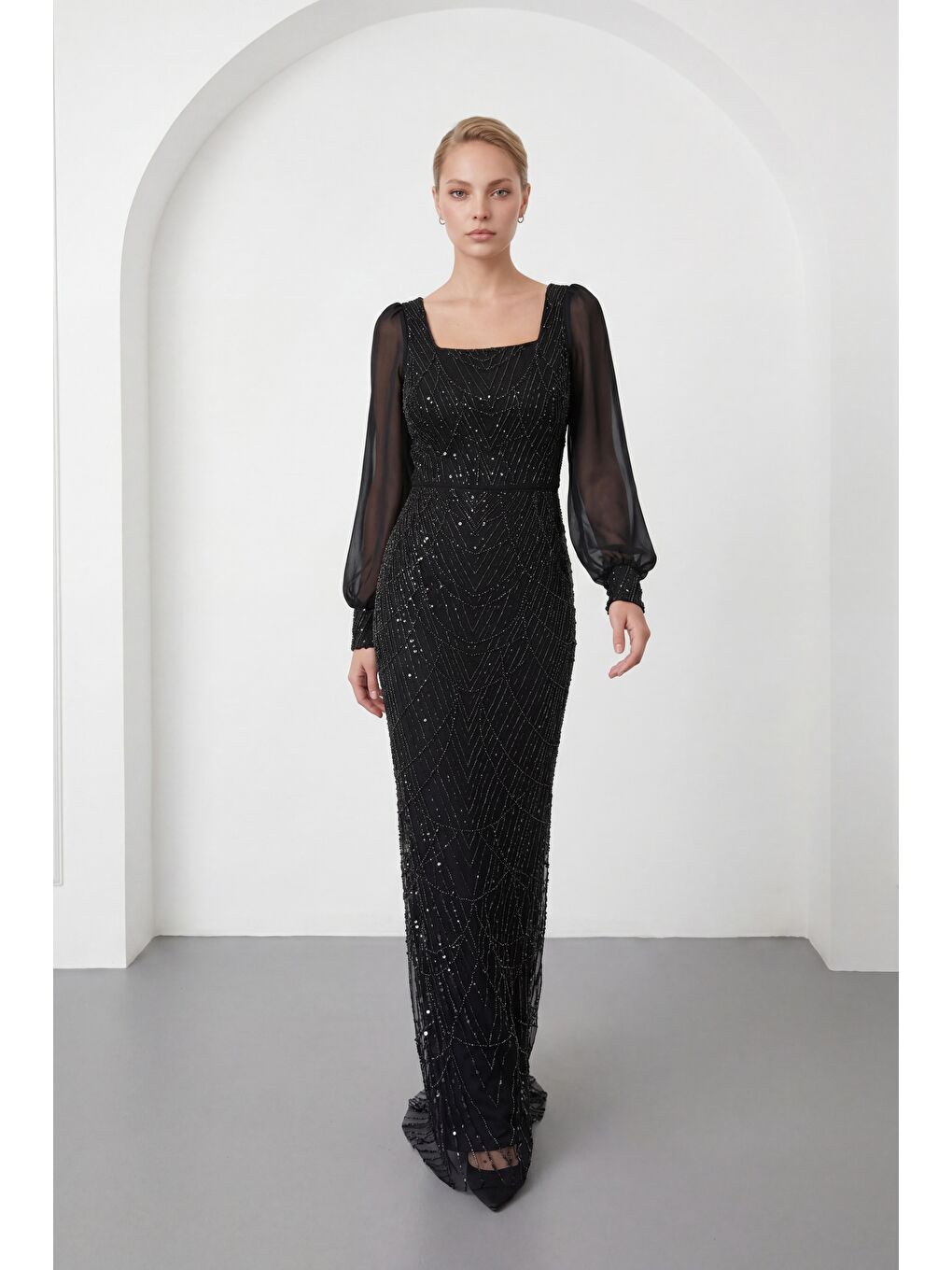 Kadın Siyah Kare Yaka Uzun Kollu Boncuklu Abiye Elbise