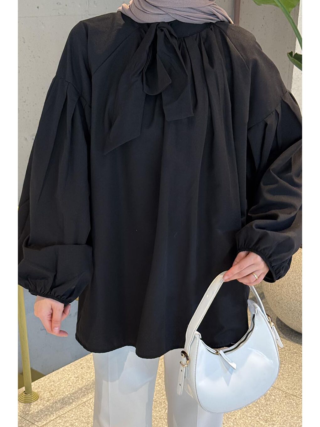 Yaka Fular Detaylı Gömlek Siyah-1