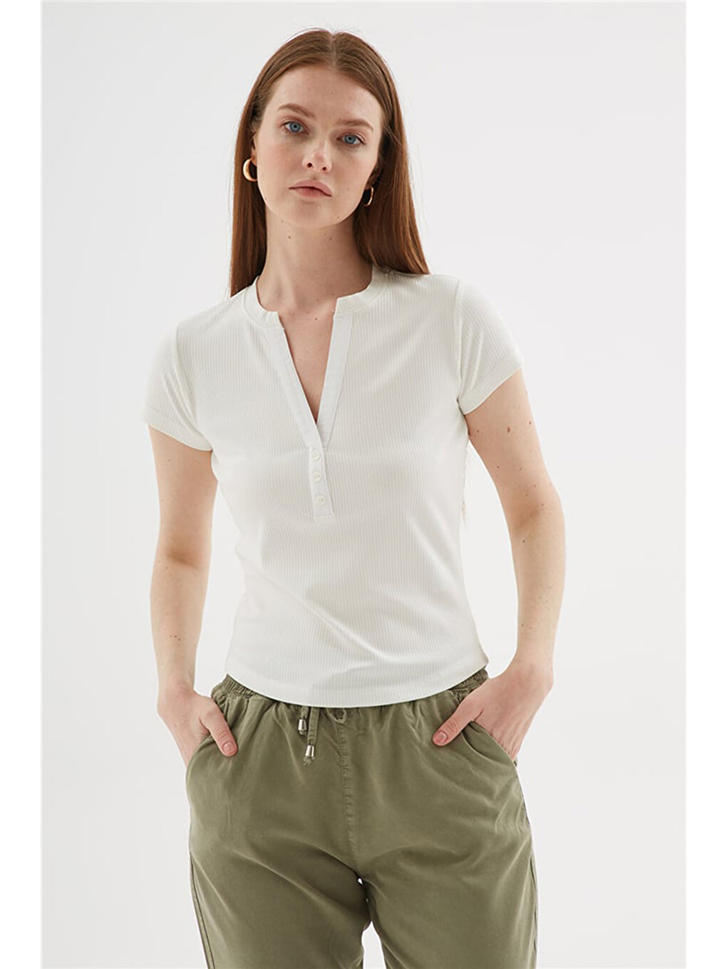 Ekru Regular Fit Düğme Detaylı V Yaka Bluz 26Y0494K1