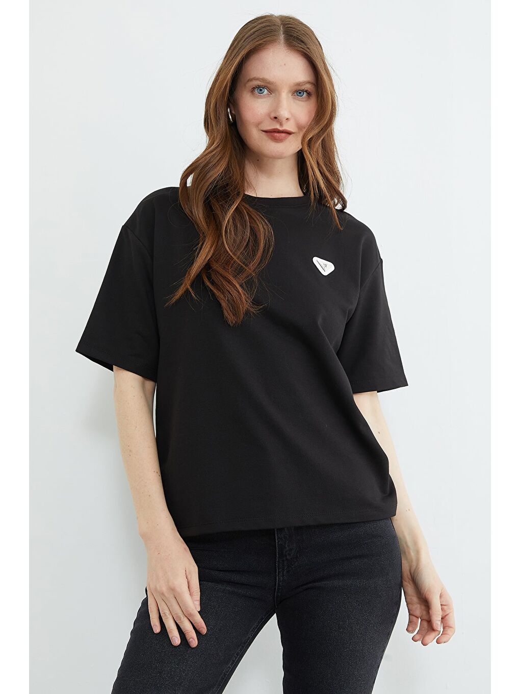 Siyah Metal Aksesuarlı Bisiklet Yaka Tişört