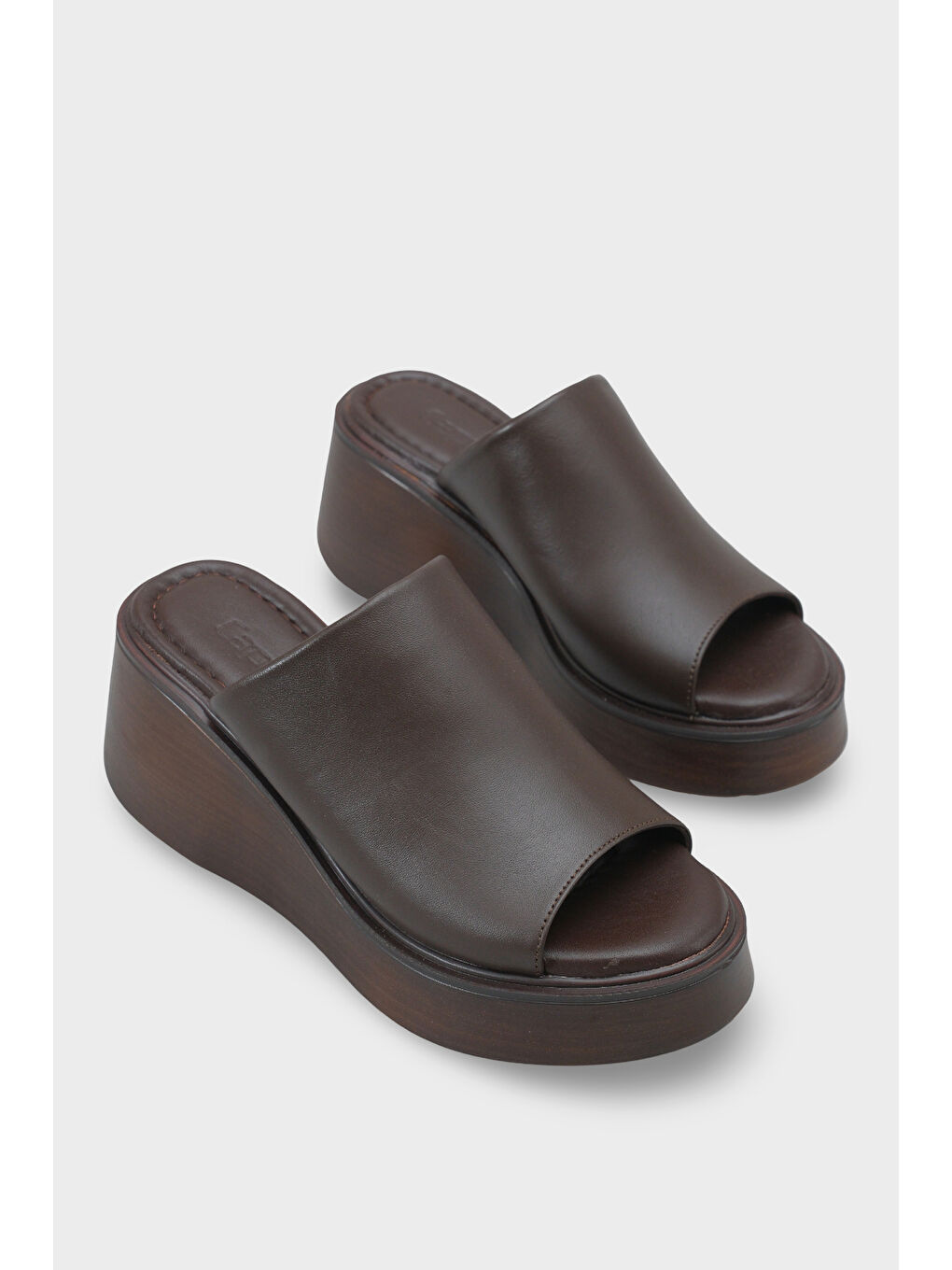 Kahverengi Cecilia Hakiki Deri Dolgu Topuk Kadın Tek Bant Terlik-1