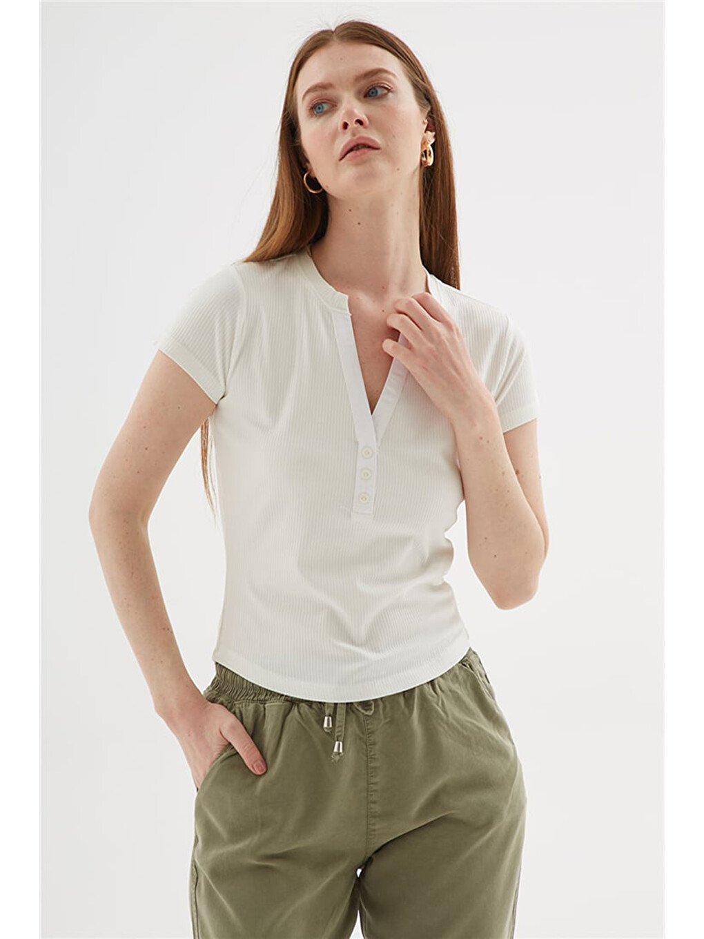Ekru Regular Fit Düğme Detaylı V Yaka Bluz 26Y0494K1-1