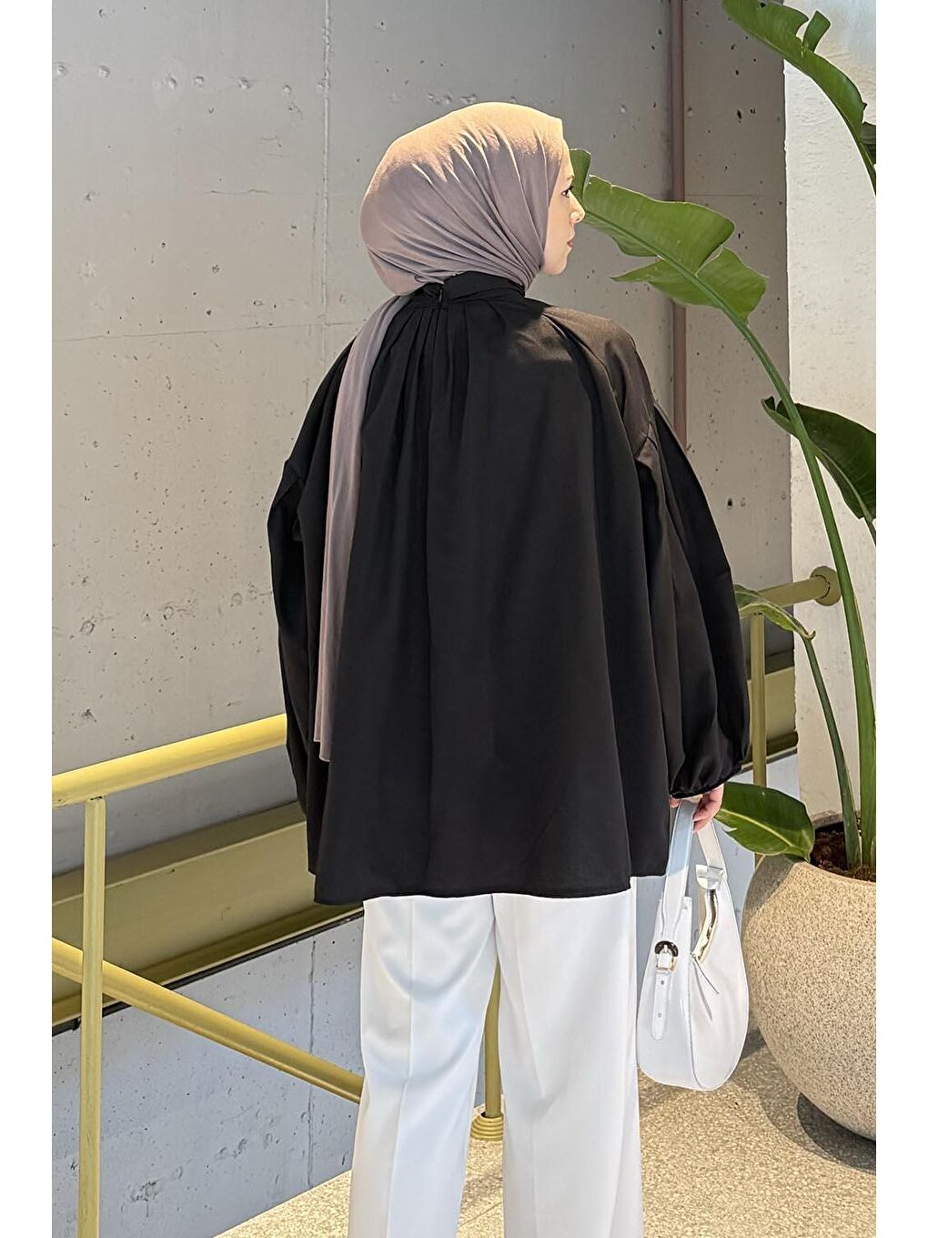 Yaka Fular Detaylı Gömlek Siyah-3