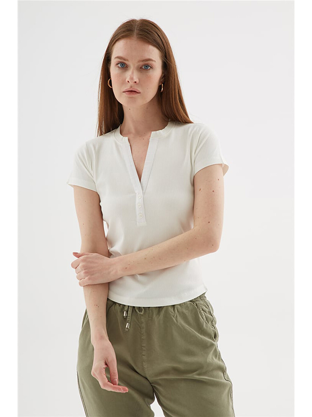 Ekru Regular Fit Düğme Detaylı V Yaka Bluz 26Y0494K1-2