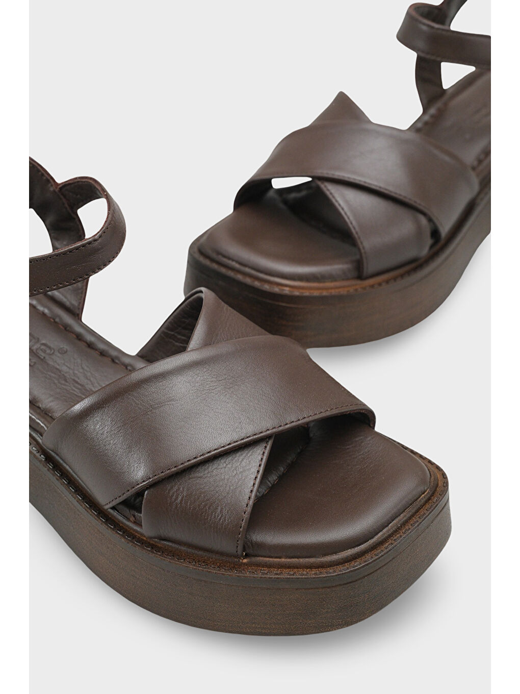 Kahverengi Bobbi Hakiki Deri Çapraz Bantlı Dolgu Topuk Kadın Sandalet-2