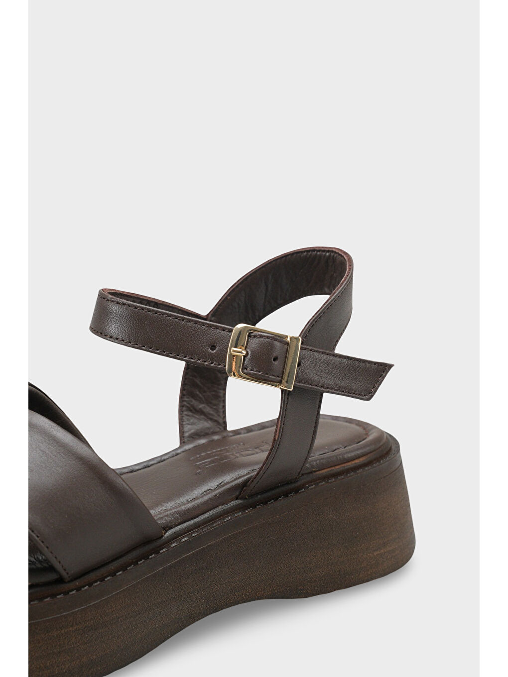 Kahverengi Bobbi Hakiki Deri Çapraz Bantlı Dolgu Topuk Kadın Sandalet-3