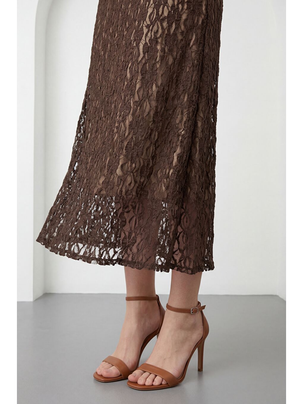 Kadın Kahverengi Bisiklet Yaka Dantel Detaylı Midi Davet Elbisesi-3