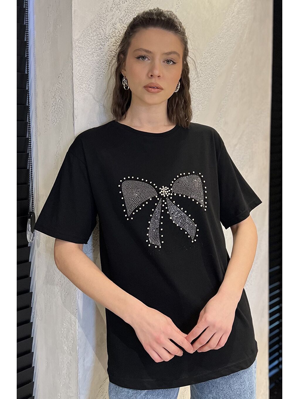Siyah Kurdele Taşlı Bisiklet Yaka Kadın Tişört-1