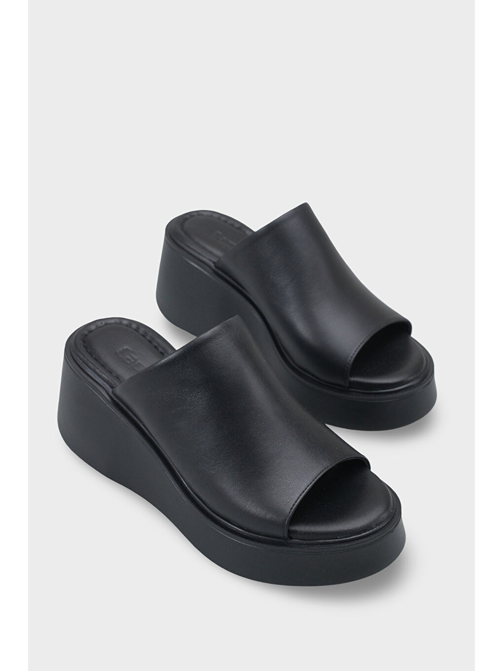 Siyah Cecilia Hakiki Deri Dolgu Topuk Kadın Tek Bant Terlik-1