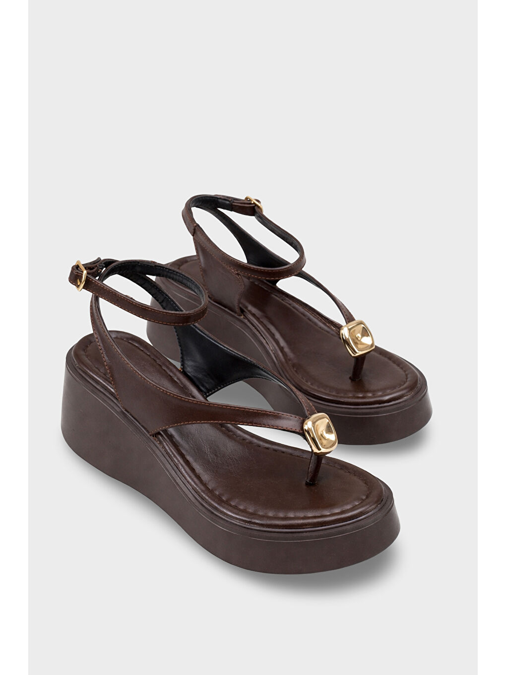 Kahverengi Sandy Dolgu Topuklu Parmak Arası Bilekten Bantlı Kadın Sandalet-1