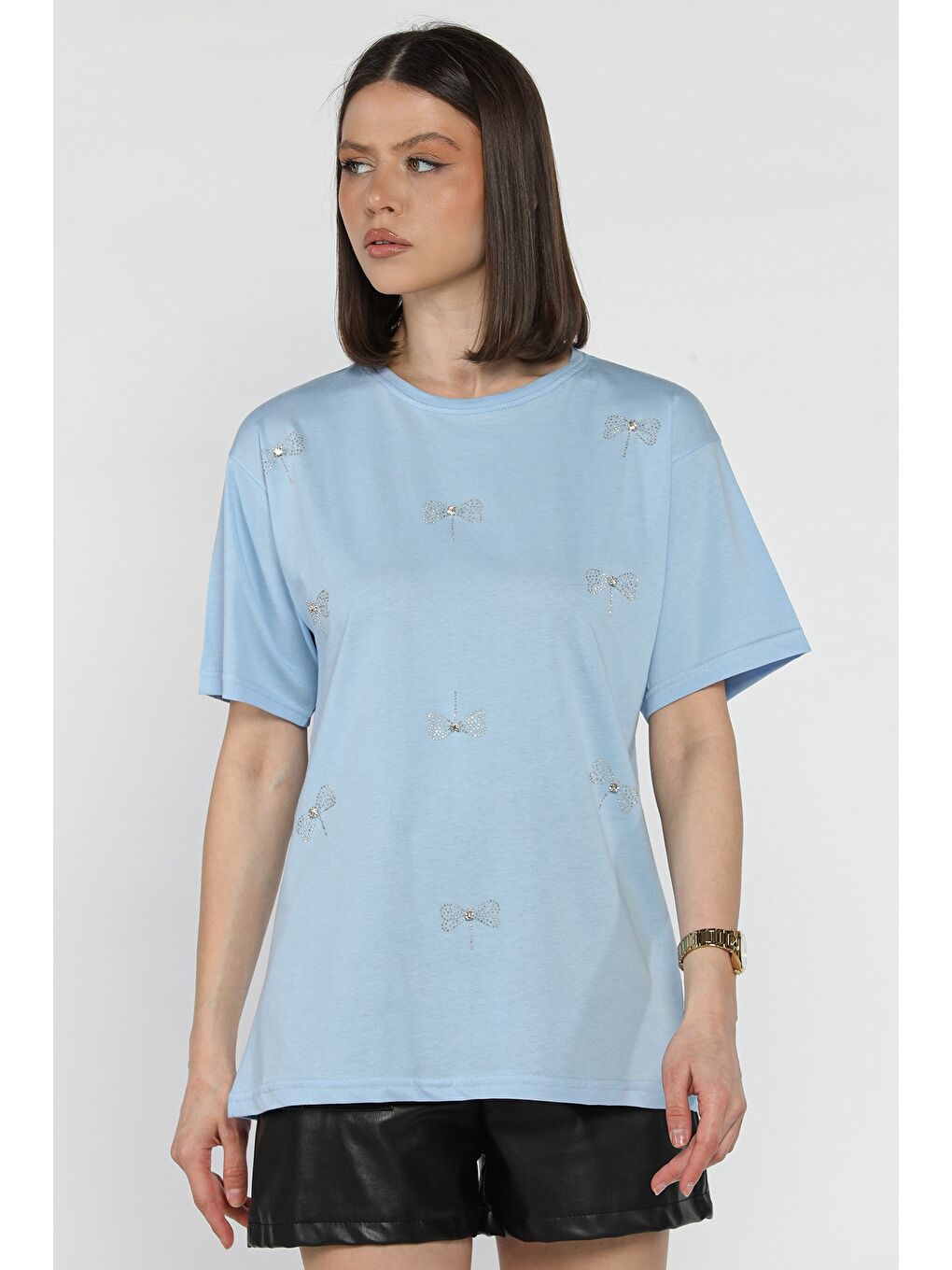 Mavi Fiyonk Taşlı Bisiklet Yaka Kadın Tişört-1