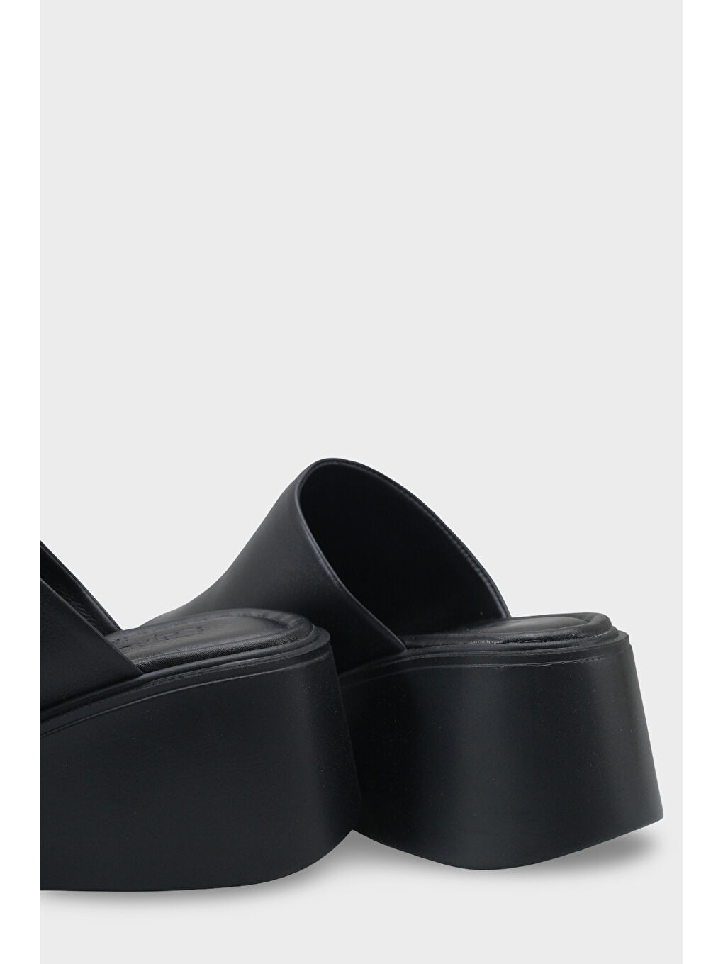 Siyah Cecilia Hakiki Deri Dolgu Topuk Kadın Tek Bant Terlik-3