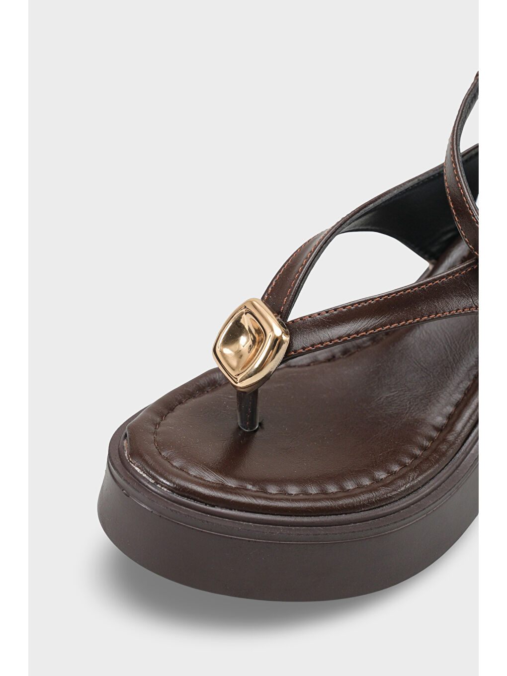 Kahverengi Sandy Dolgu Topuklu Parmak Arası Bilekten Bantlı Kadın Sandalet-2