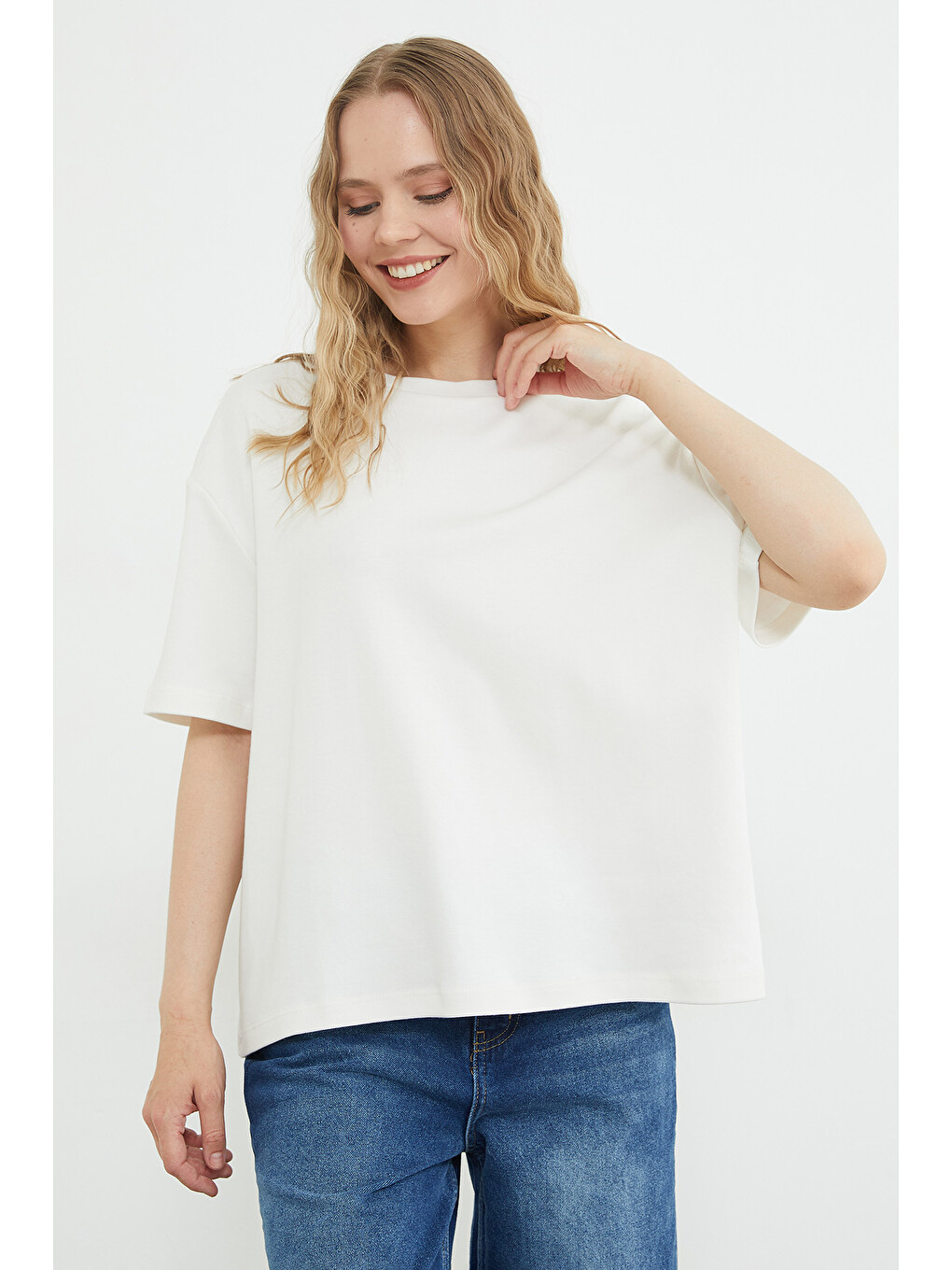 Ekru Transparan Kelebek Nakışlı Oversize Tişört-4