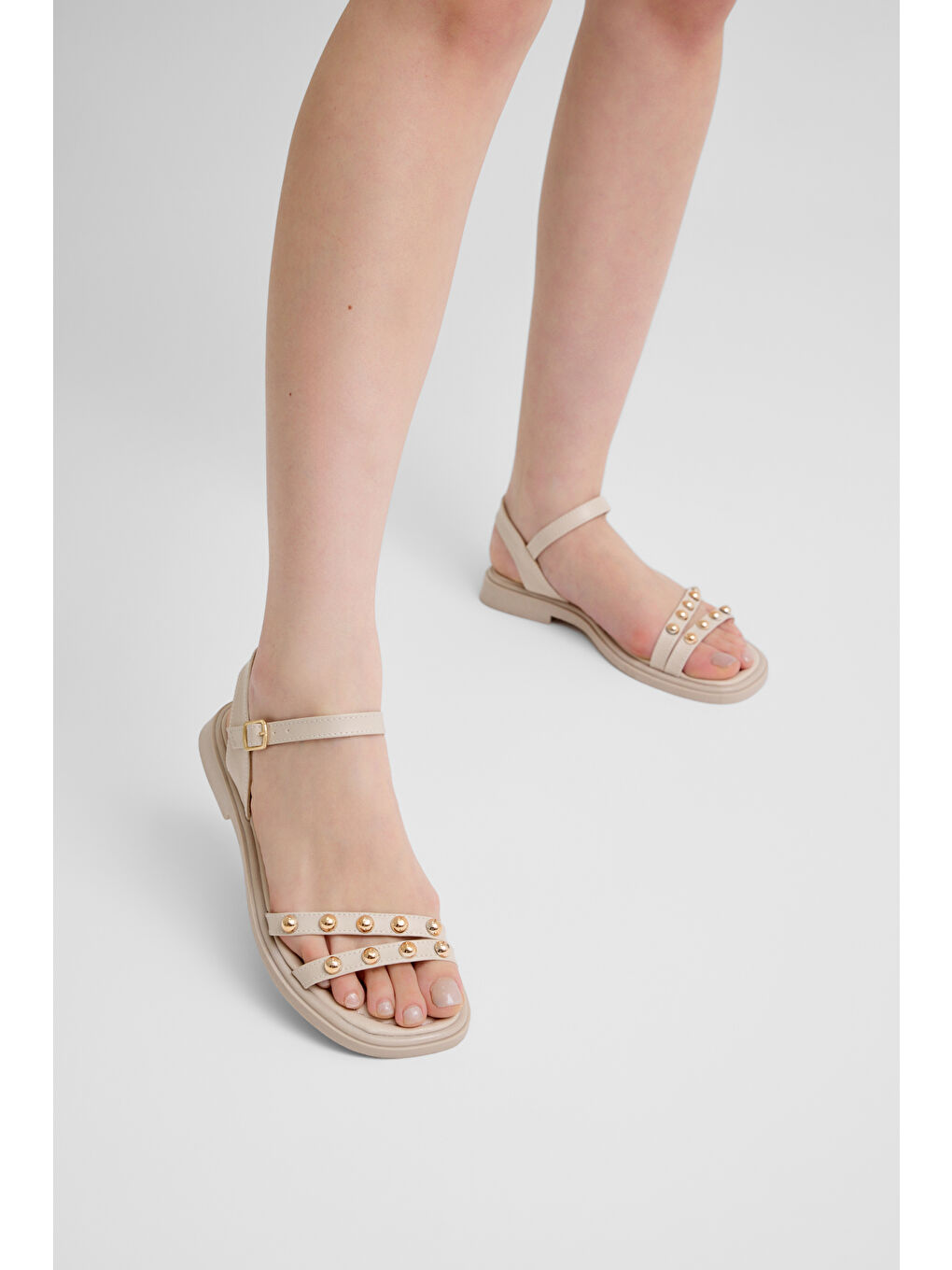 Kadın Bej Rahat Kalıp Çift Bantlı Tokalı Taşlı Sandalet-2