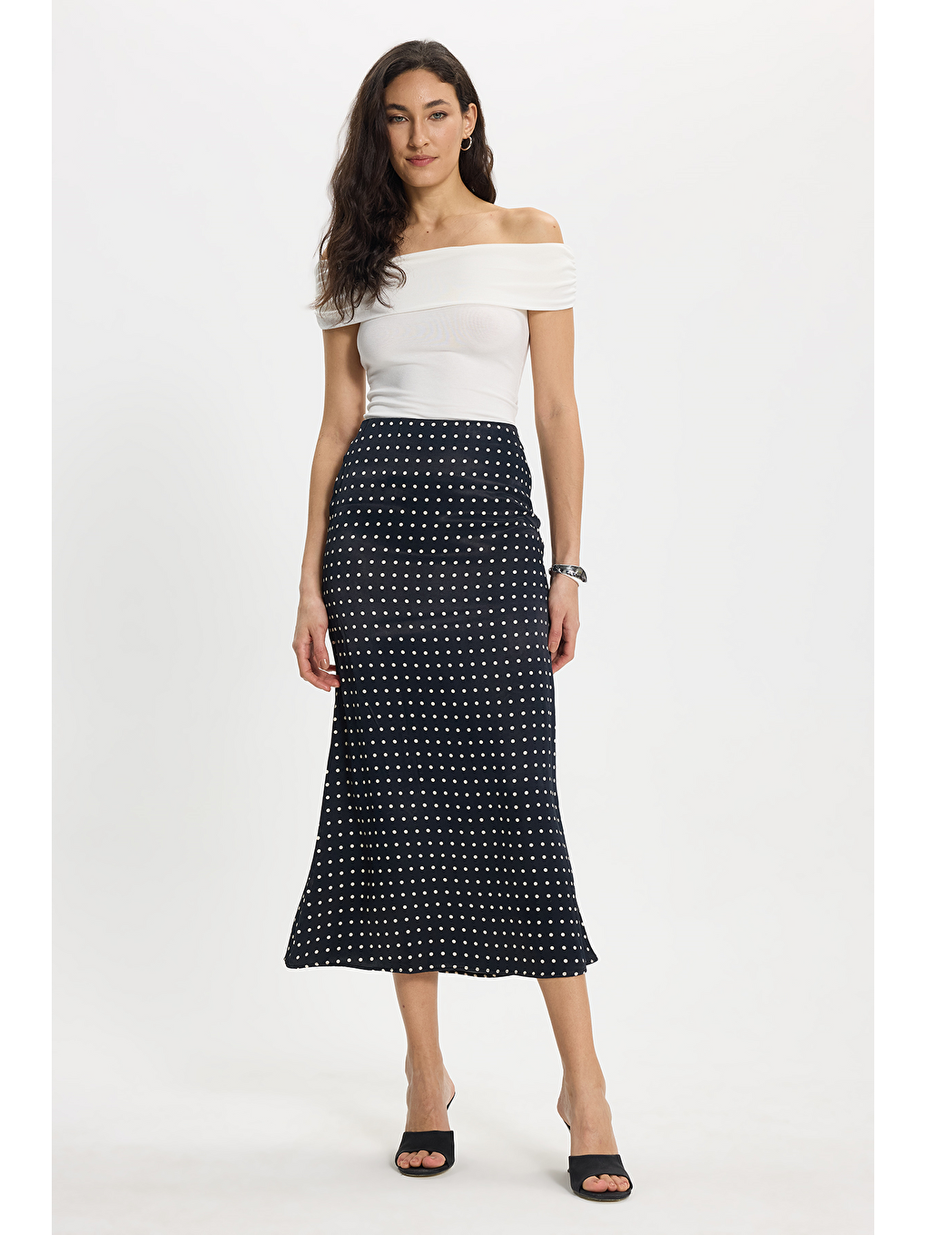 Beyaz Kadın Slim Fit Dar Kesim Yüksek Bel Midi Boy Viskon Puantiyeli Siyah Etek