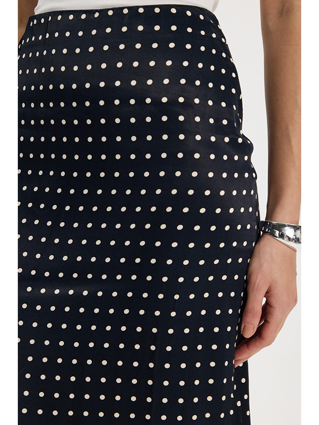 Beyaz Kadın Slim Fit Dar Kesim Yüksek Bel Midi Boy Viskon Puantiyeli Siyah Etek-2