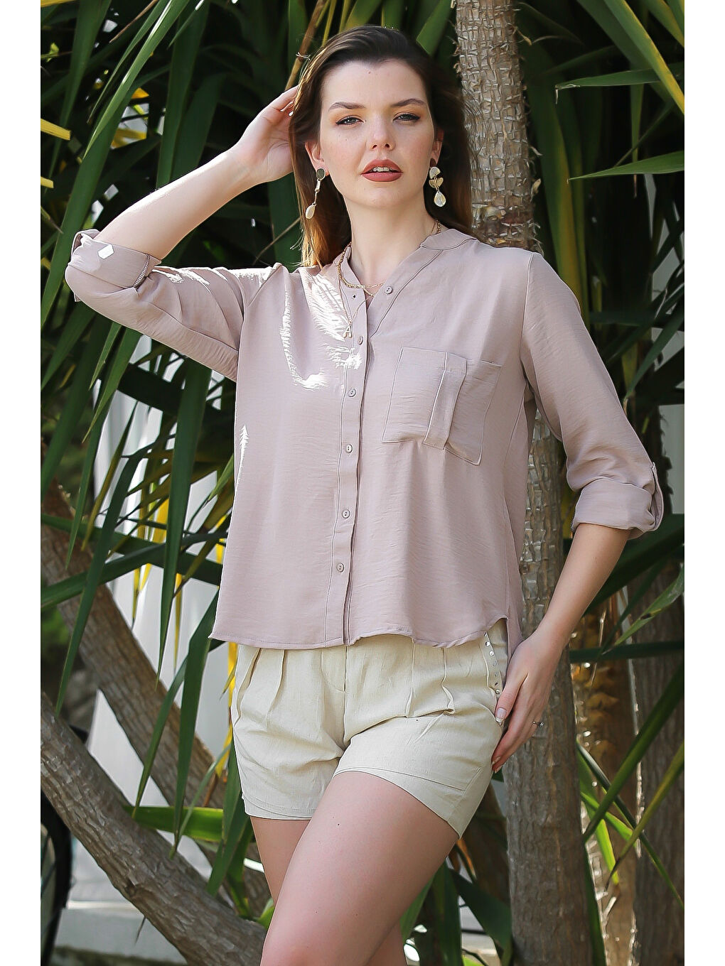 Bej Vizon Hakim Yaka Düğmeli Uzun Kollu Cepli Arkası Uzun Dokuma Casual Gömlek-1