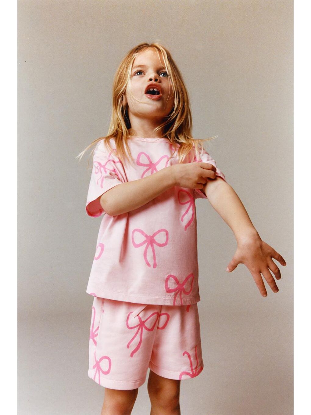 Kız Çocuk Pamuklu Pembe Fiyonk Desenli T-Shirt Şort Takım-1