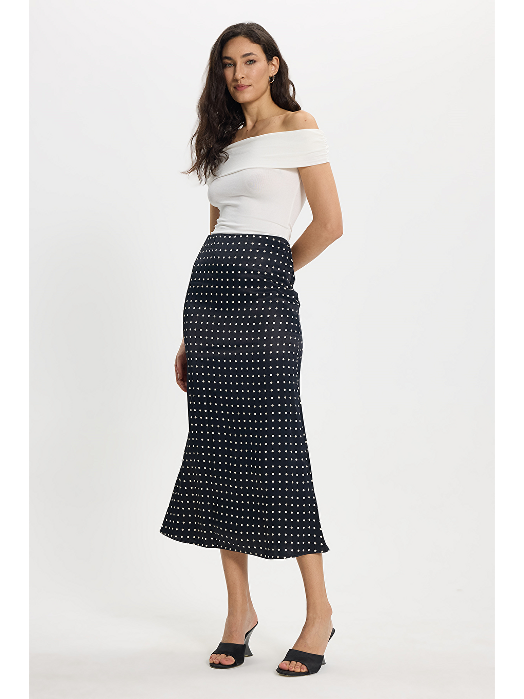 Beyaz Kadın Slim Fit Dar Kesim Yüksek Bel Midi Boy Viskon Puantiyeli Siyah Etek-3
