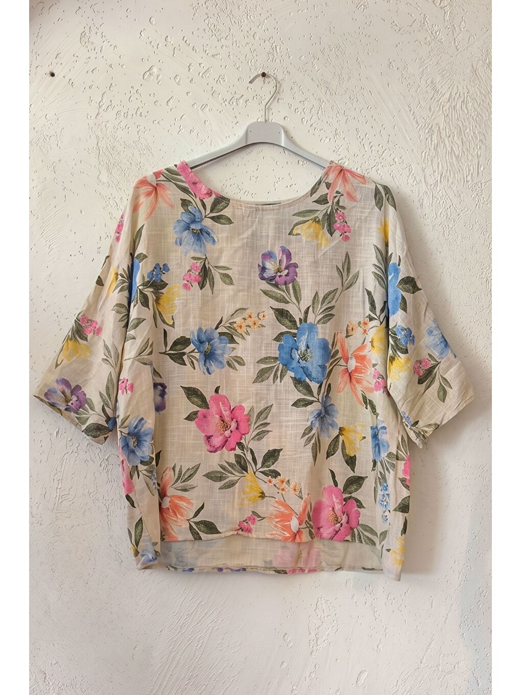 İtalyan Bej Havuz Yaka Kısa Kol Çiçekli Baskılı Casual Keten Görünümlü Oversize Dokuma Bluz 75 70-1