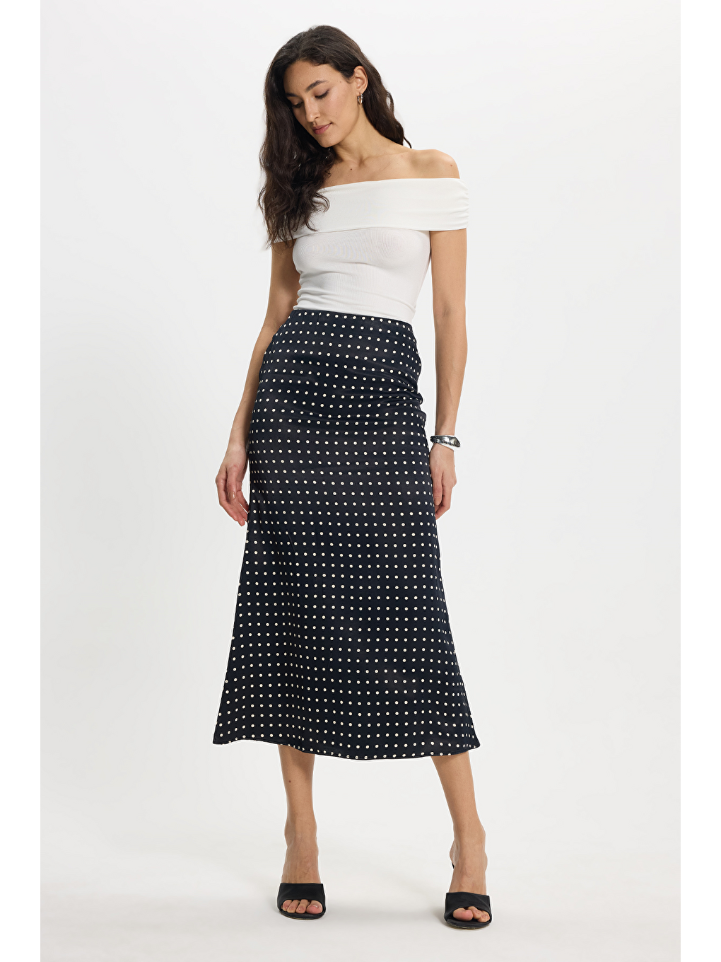 Beyaz Kadın Slim Fit Dar Kesim Yüksek Bel Midi Boy Viskon Puantiyeli Siyah Etek-4