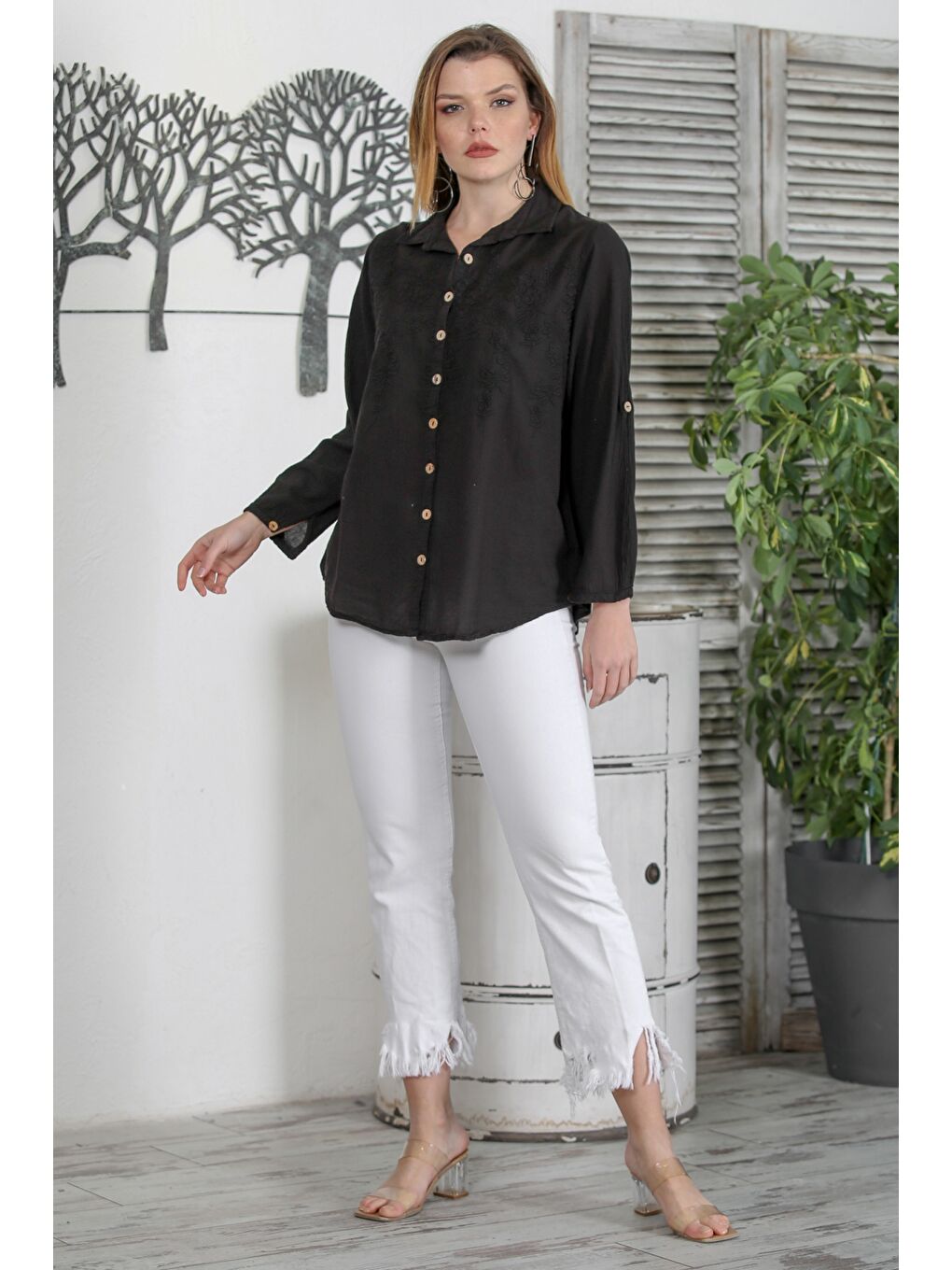 Organik Sertifikalı Pamuk Siyah Gömlek Yaka Düğmeli Uzun Kollu Nakışlı Dokuma Casual Gömlek-2