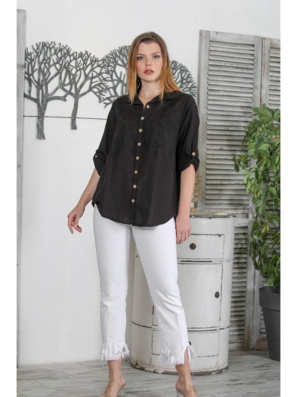 Organik Sertifikalı Pamuk Siyah Gömlek Yaka Düğmeli Uzun Kollu Nakışlı Dokuma Casual Gömlek-3