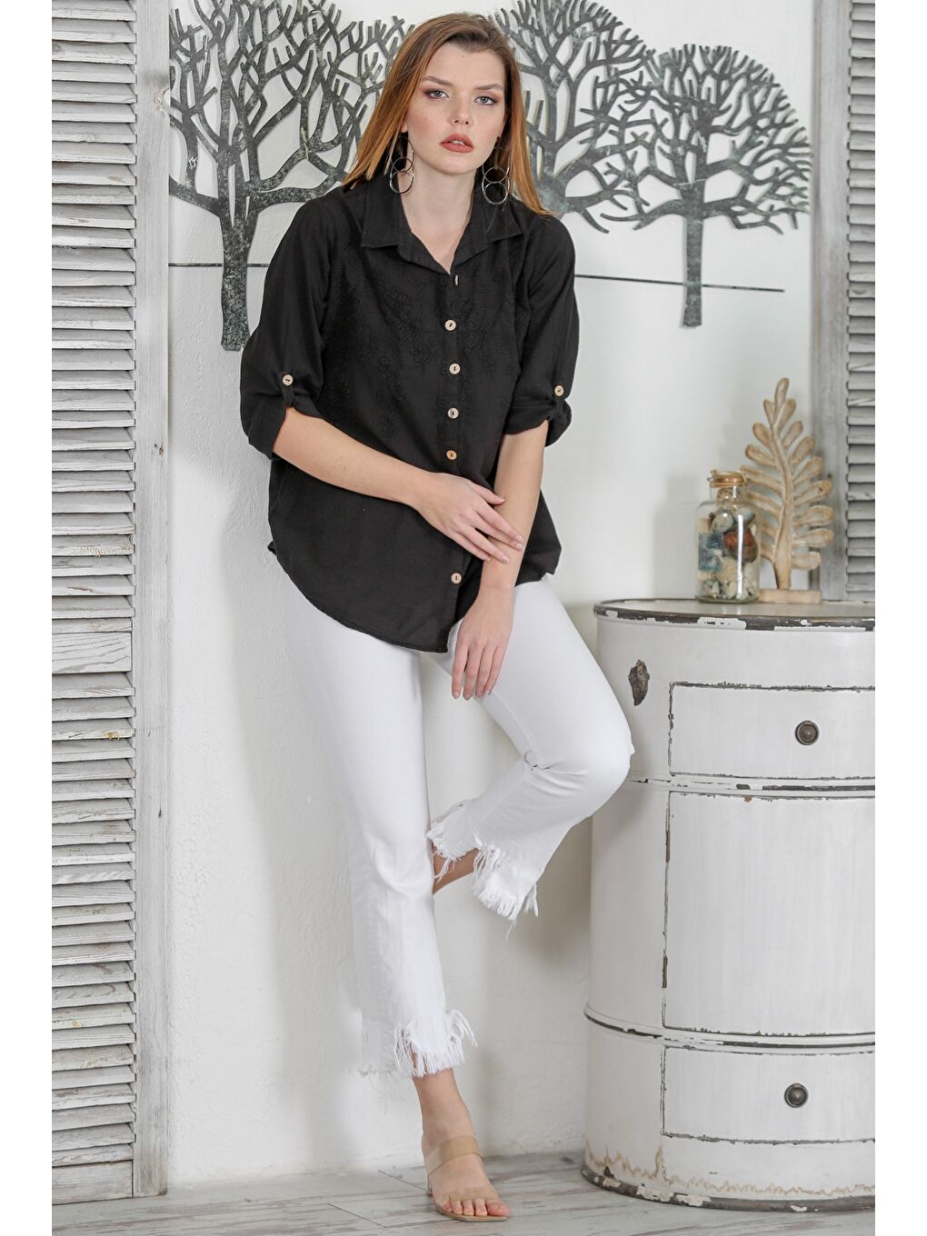 Organik Sertifikalı Pamuk Siyah Gömlek Yaka Düğmeli Uzun Kollu Nakışlı Dokuma Casual Gömlek-4