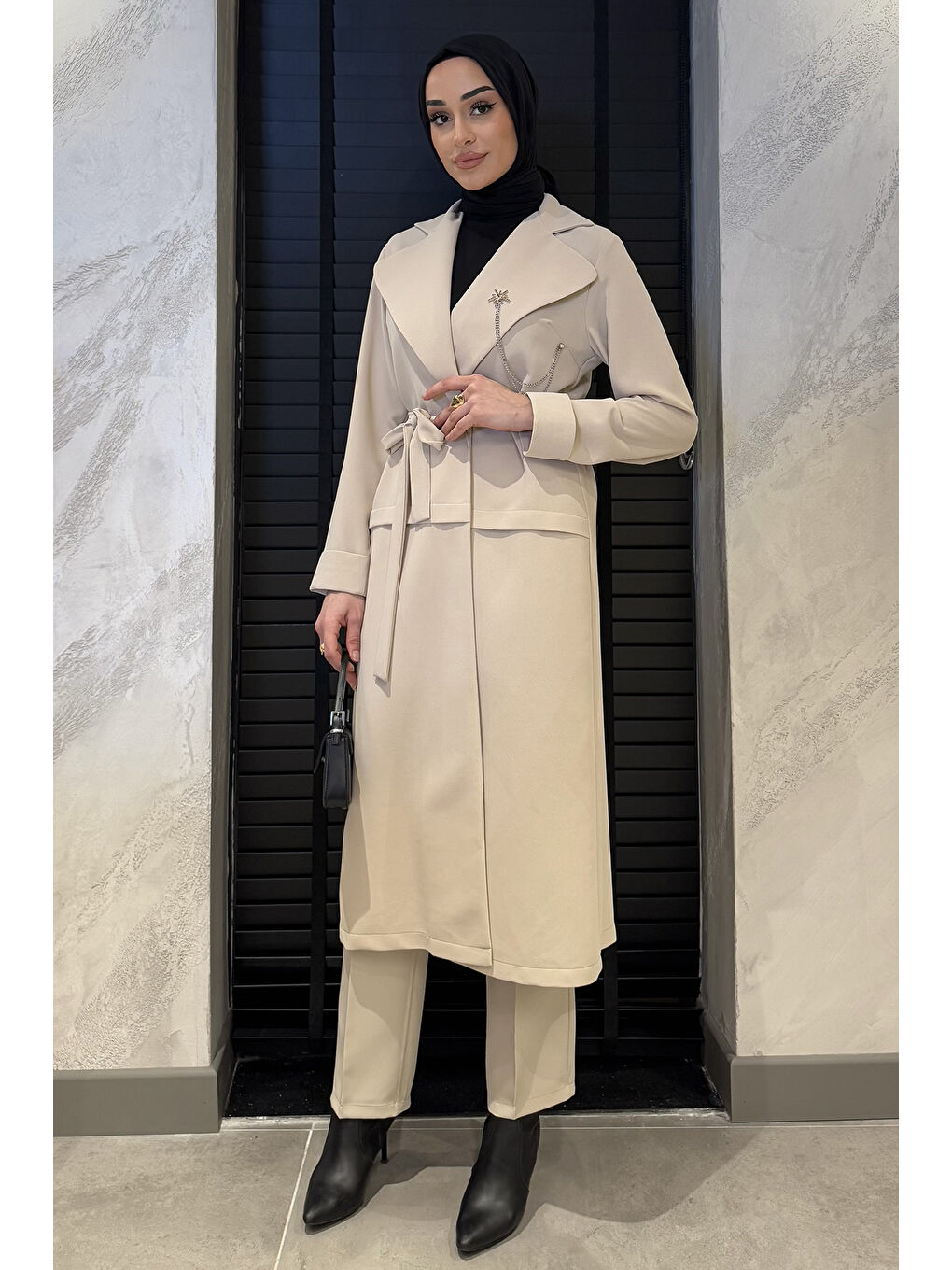 Bej Kadın Broş Detaylı Bel Kuşaklı Tesettür Kap-3