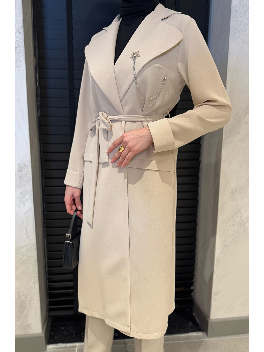 Bej Kadın Broş Detaylı Bel Kuşaklı Tesettür Kap-5