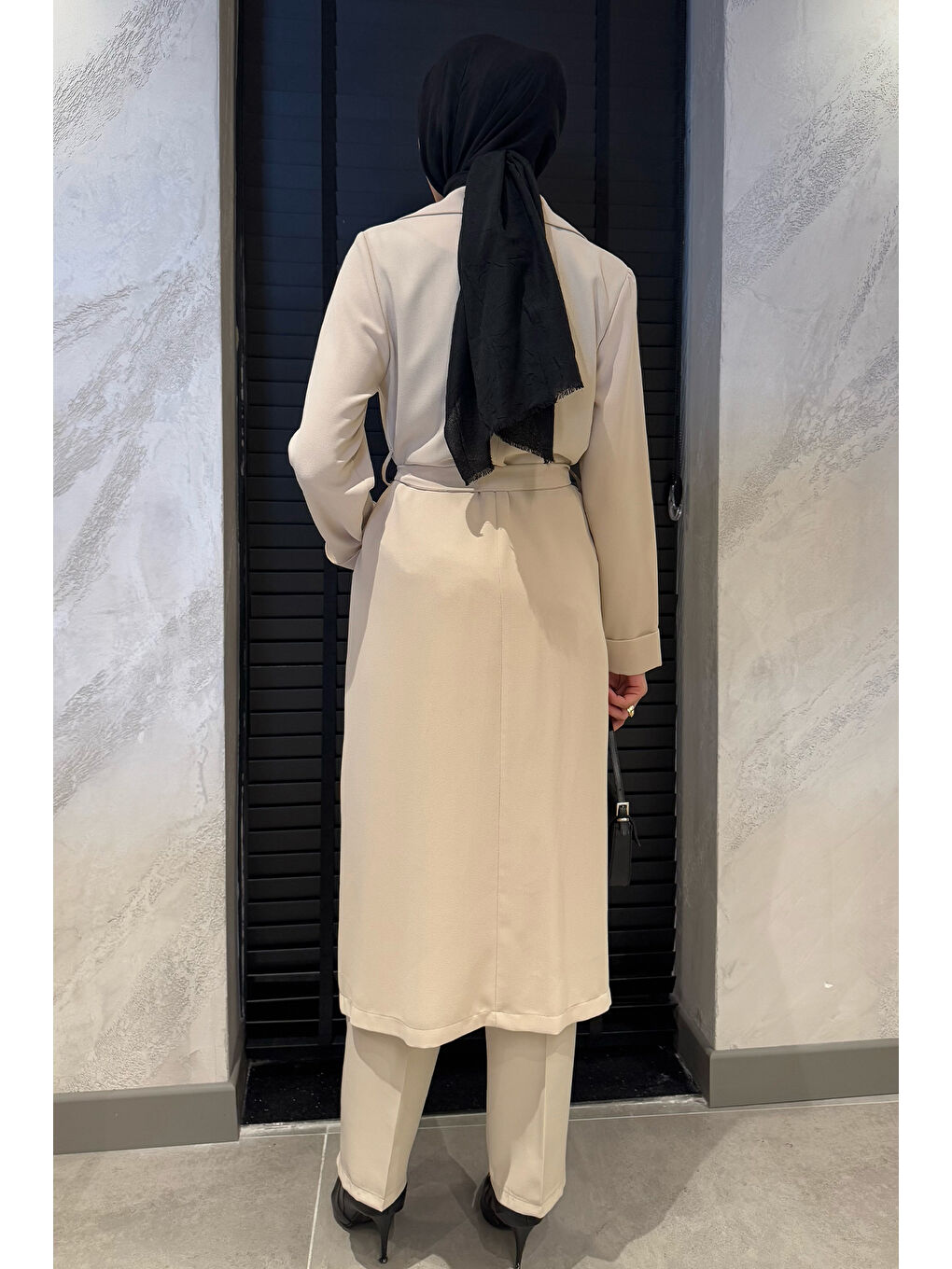 Bej Kadın Broş Detaylı Bel Kuşaklı Tesettür Kap-6