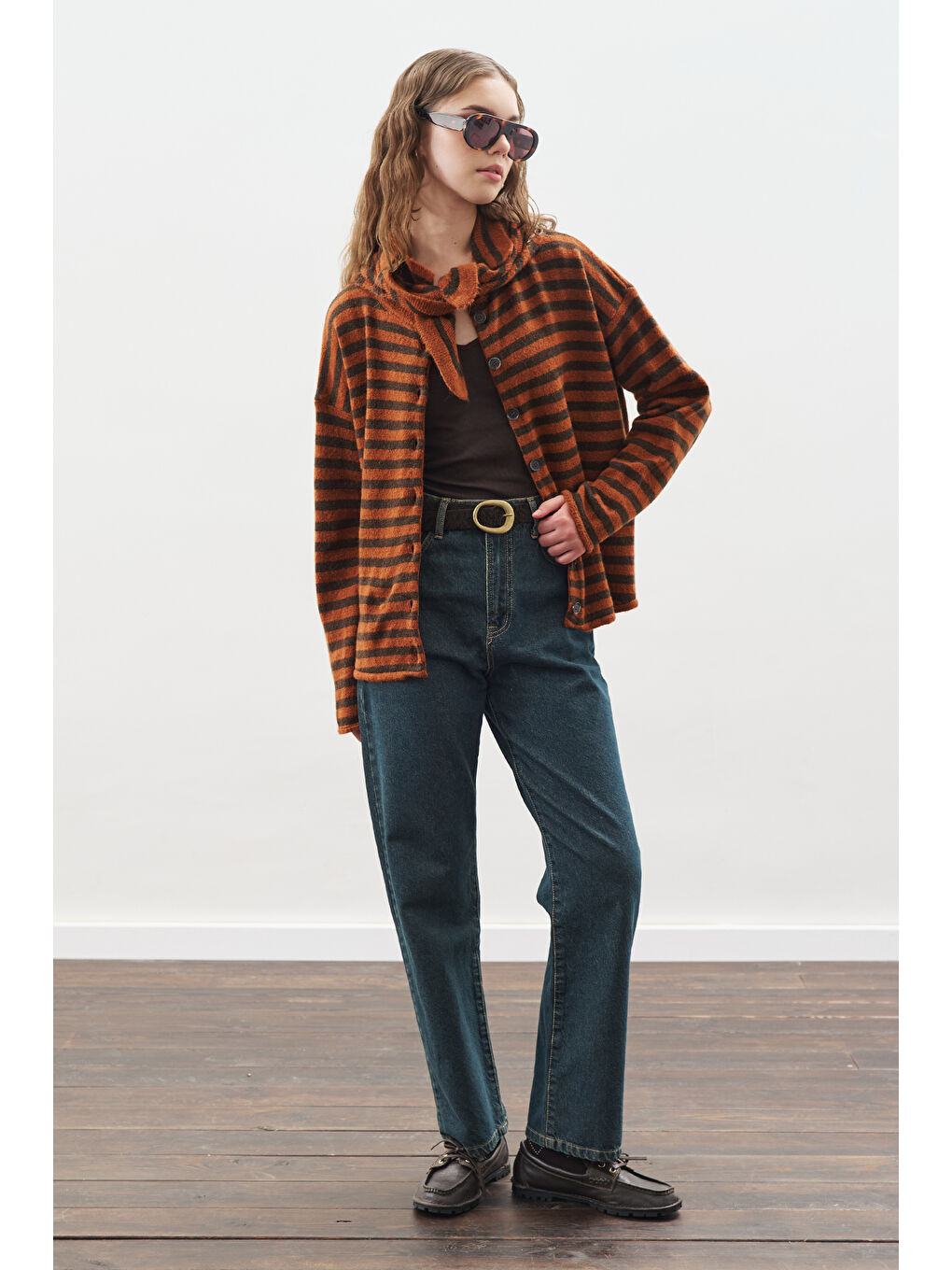 Atkı Detaylı Çizgili Hırka Kahverengi-1