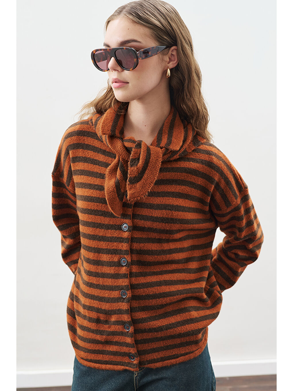 Atkı Detaylı Çizgili Hırka Kahverengi-3