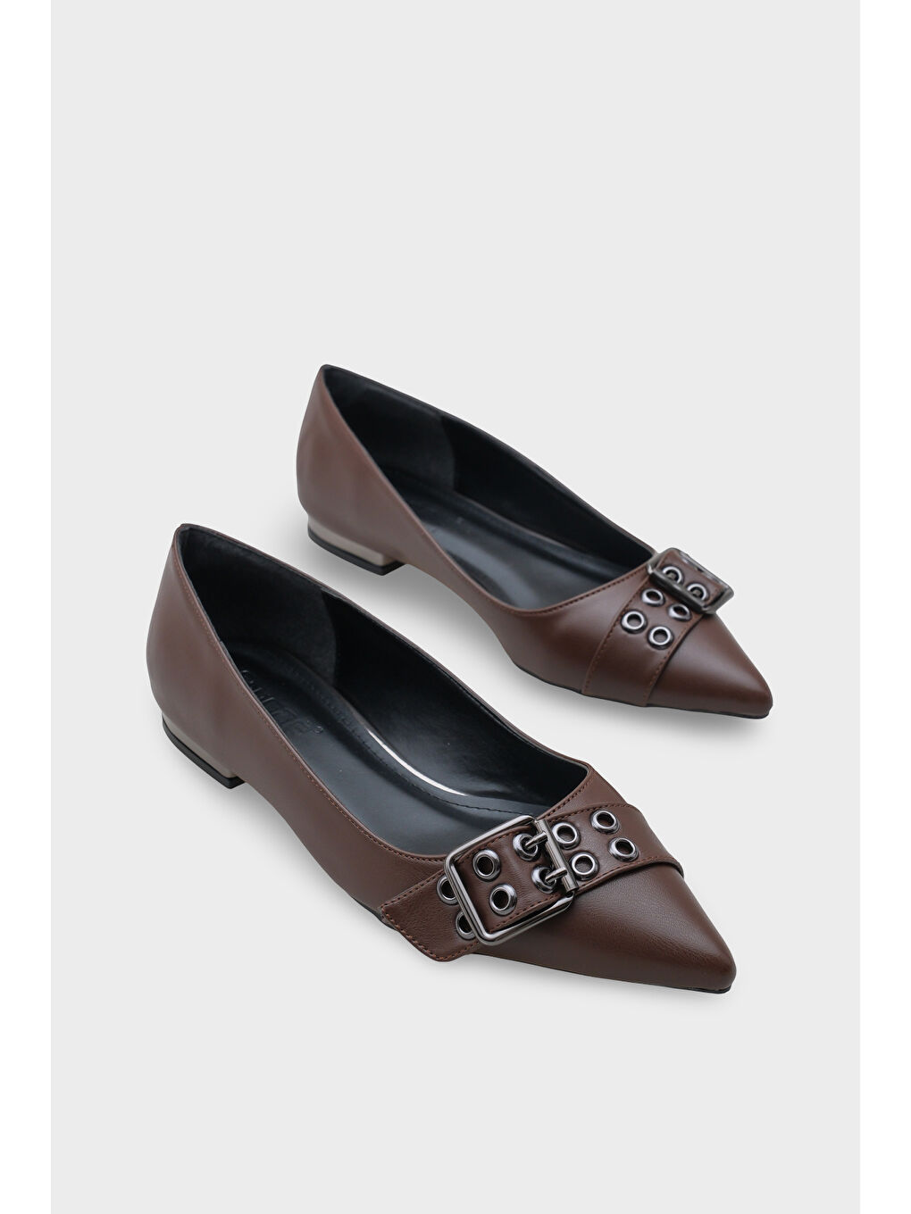 Kahverengi Krissie Sivri Burunlu Kısa Topuklu Metal Aksesuarlı Kadın Babet-1