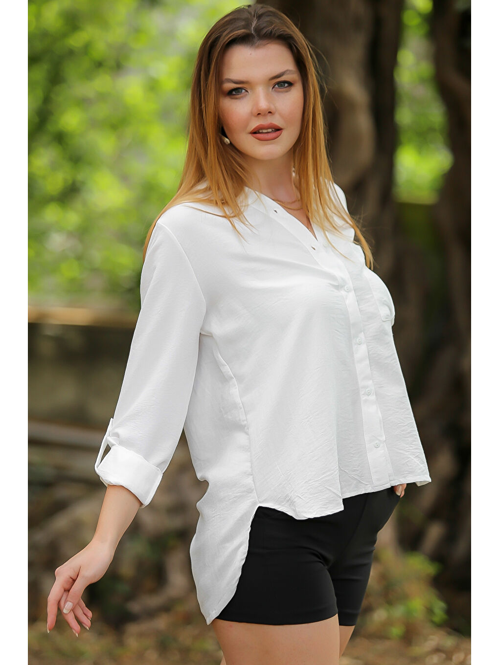 Beyaz Hakim Yaka Düğmeli Uzun Kollu Cepli Arkası Uzun Dokuma Casual Gömlek