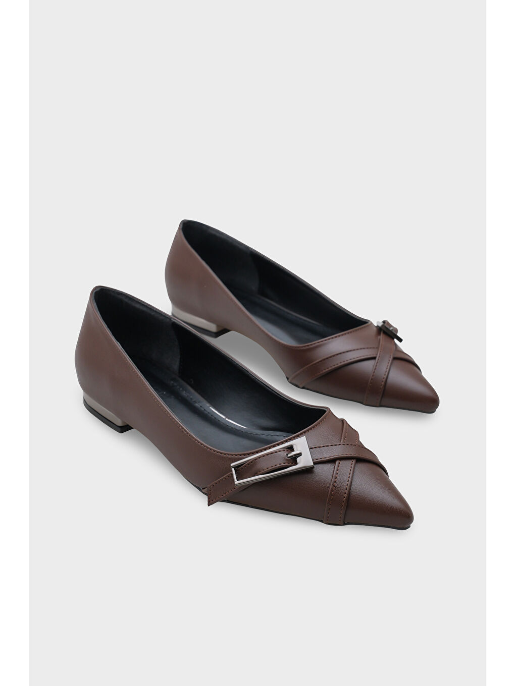 Kahverengi Karry Sivri Burunlu Kısa Topuklu Metal Aksesuarlı Kadın Babet-1