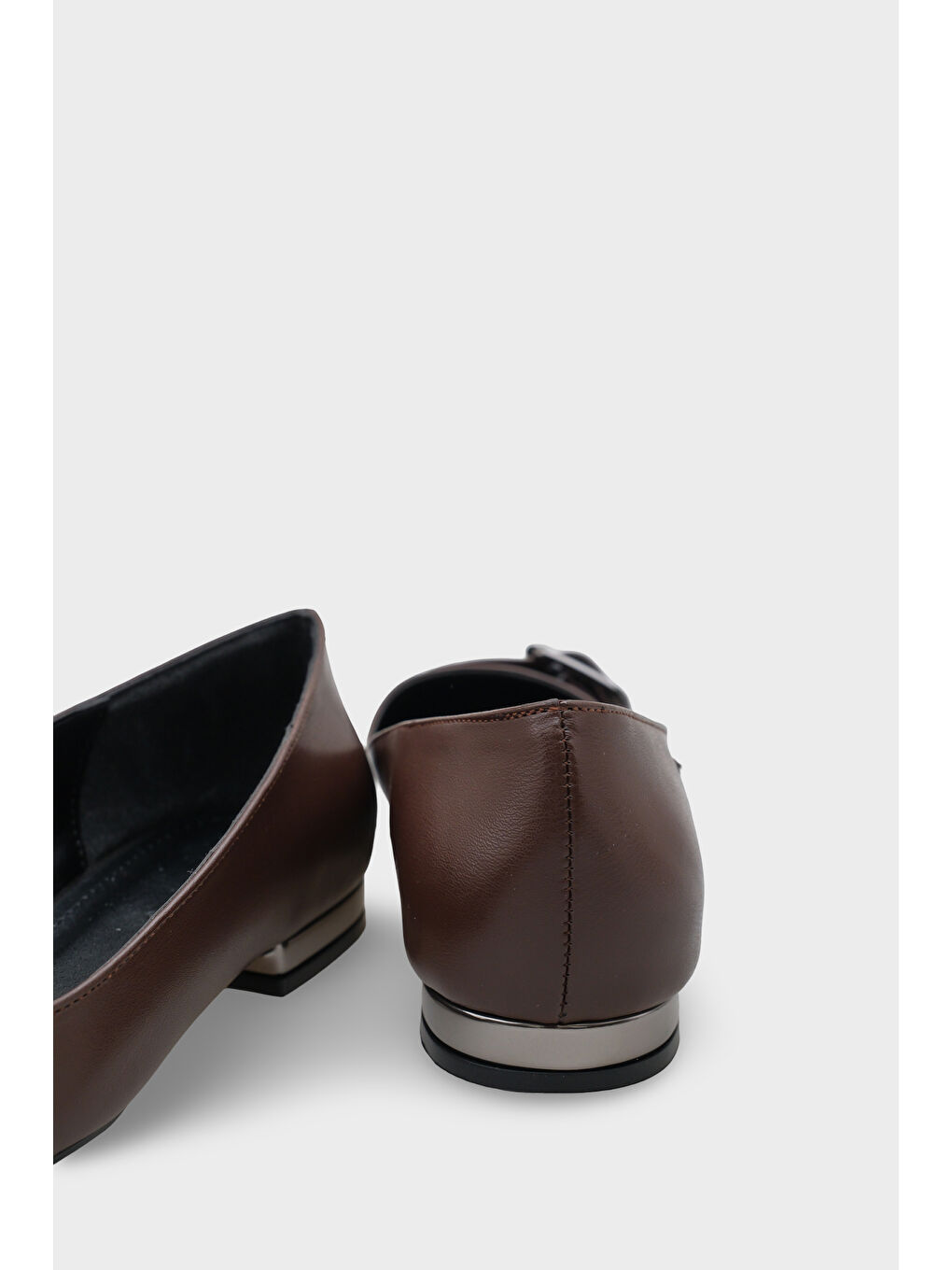 Kahverengi Krissie Sivri Burunlu Kısa Topuklu Metal Aksesuarlı Kadın Babet-3