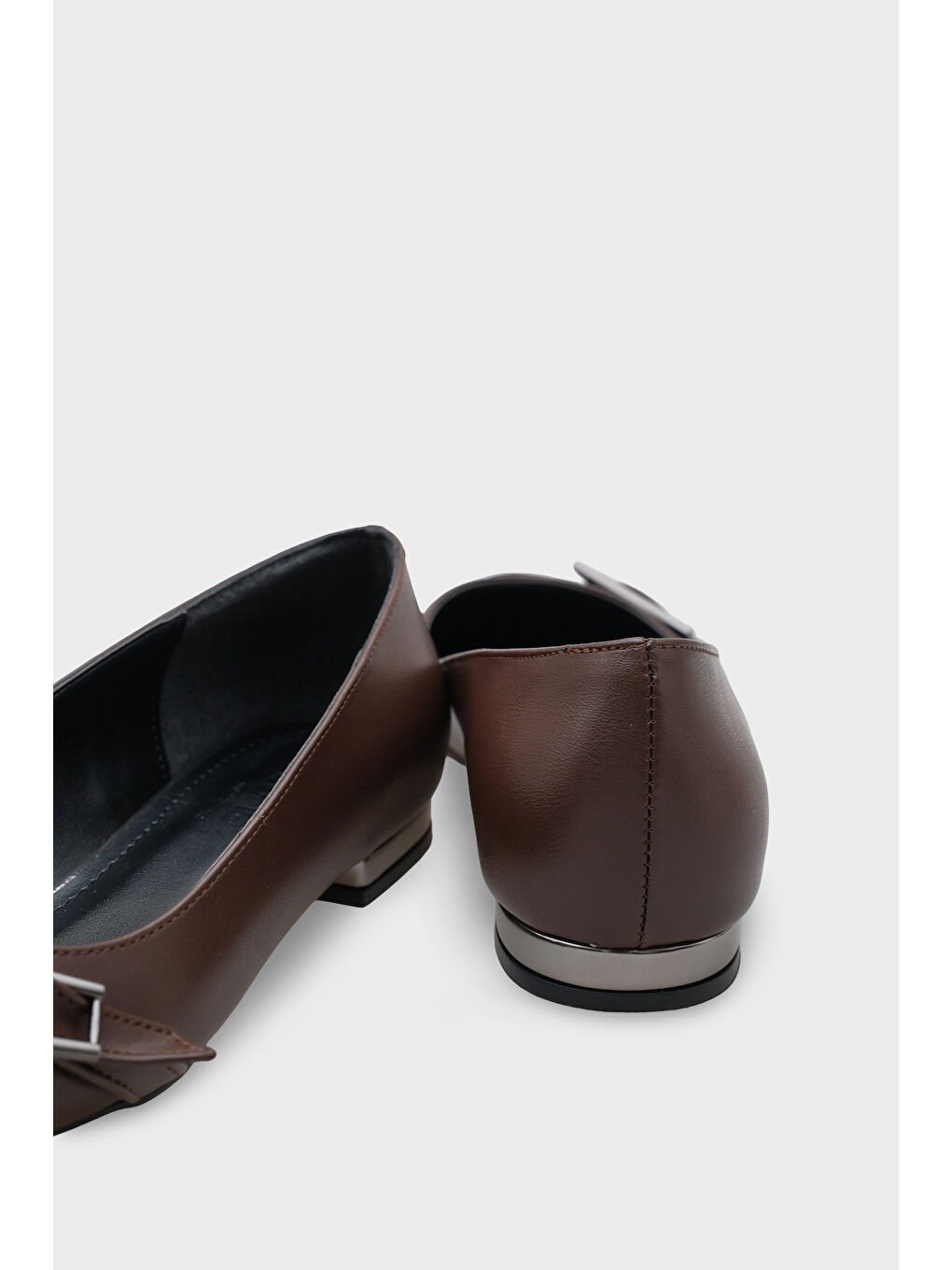 Kahverengi Karry Sivri Burunlu Kısa Topuklu Metal Aksesuarlı Kadın Babet-3