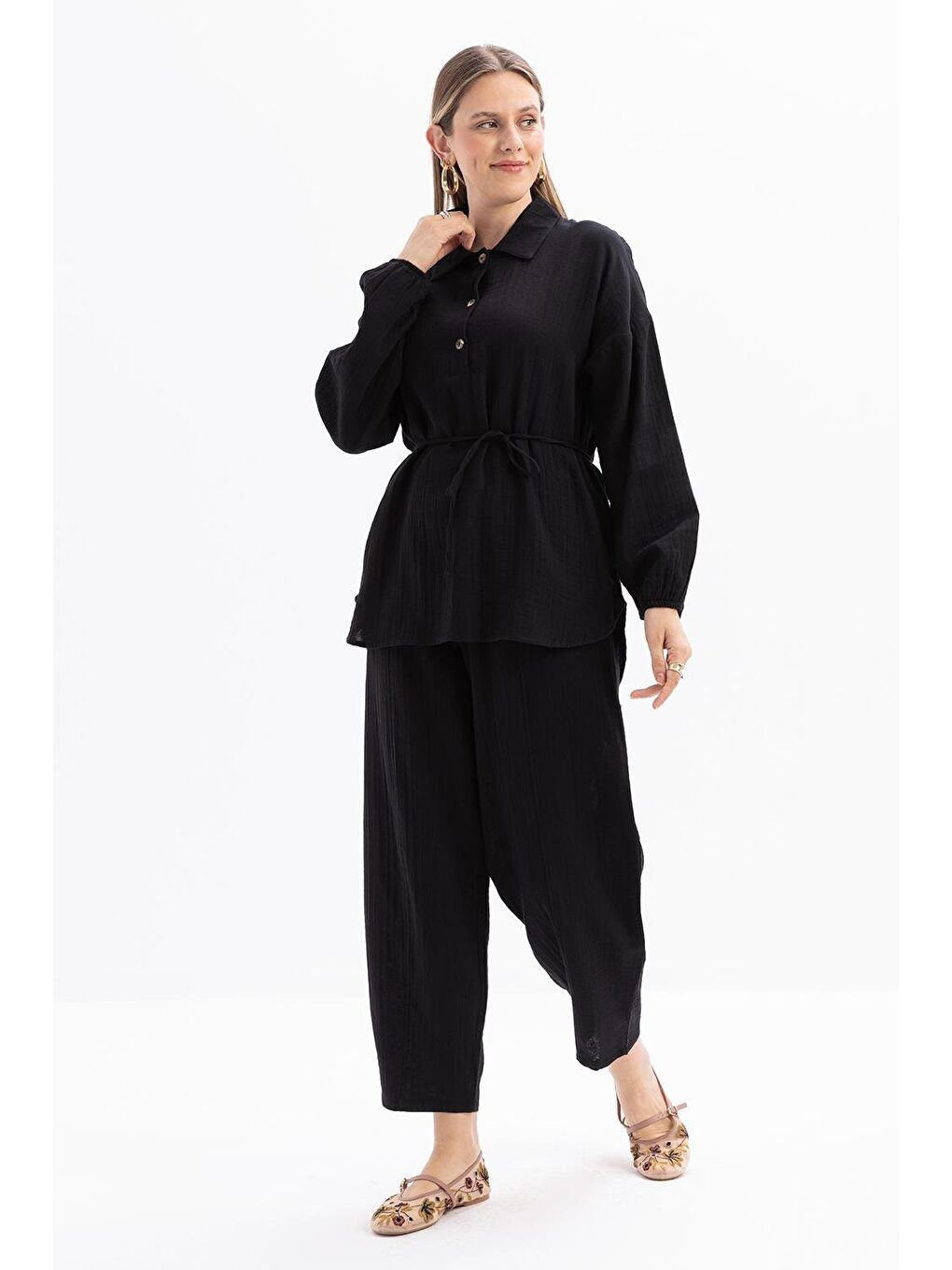 Siyah-Yarım Patlı Düğmeli Müslin Tunik-1