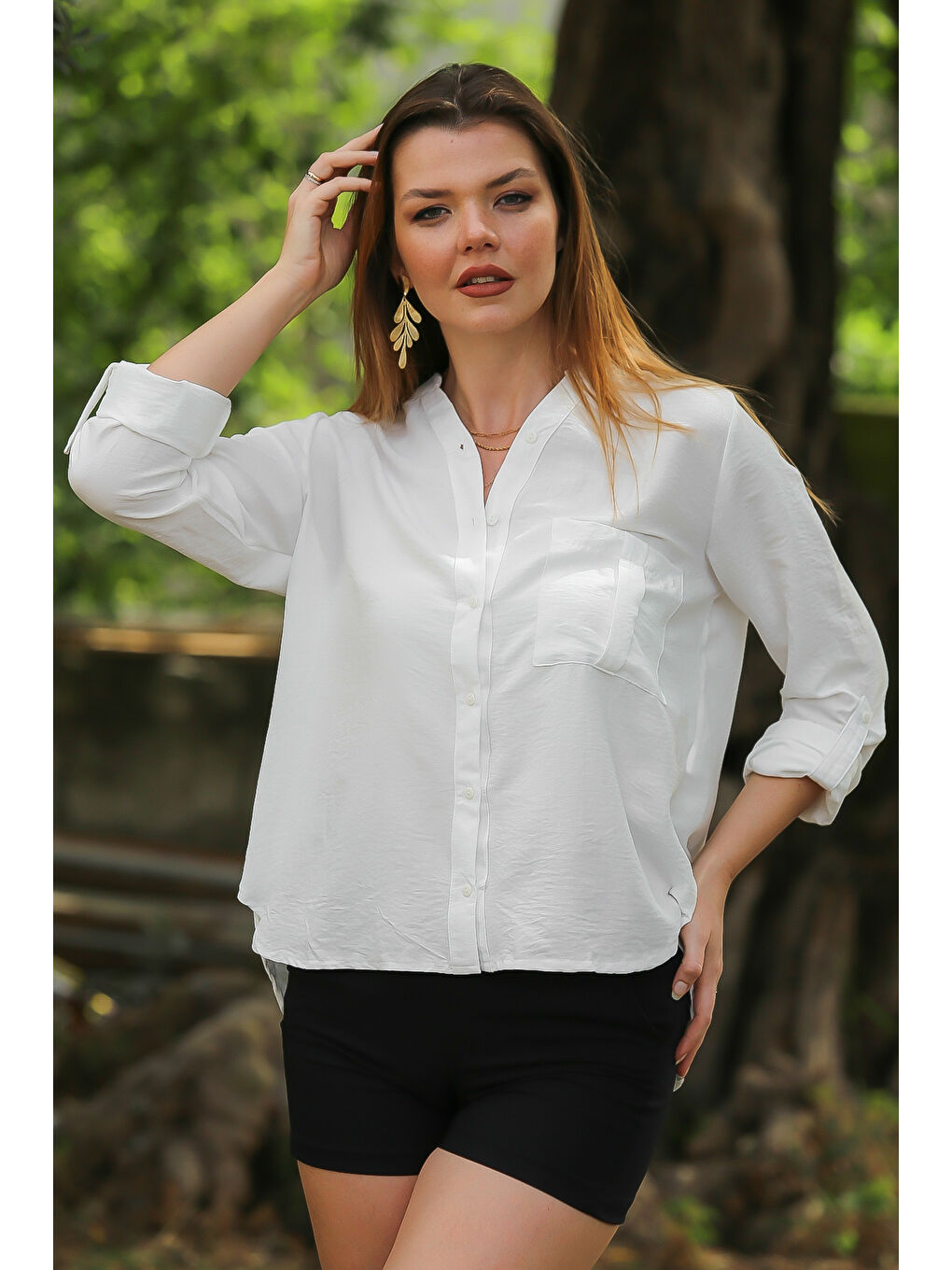 Beyaz Hakim Yaka Düğmeli Uzun Kollu Cepli Arkası Uzun Dokuma Casual Gömlek-1