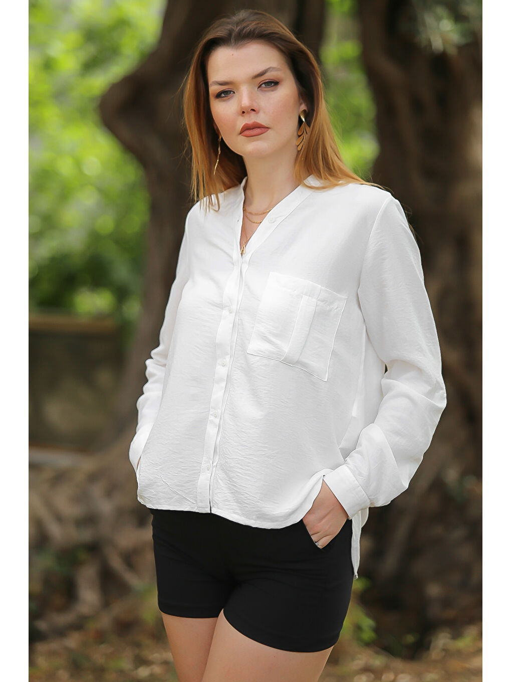 Beyaz Hakim Yaka Düğmeli Uzun Kollu Cepli Arkası Uzun Dokuma Casual Gömlek-2