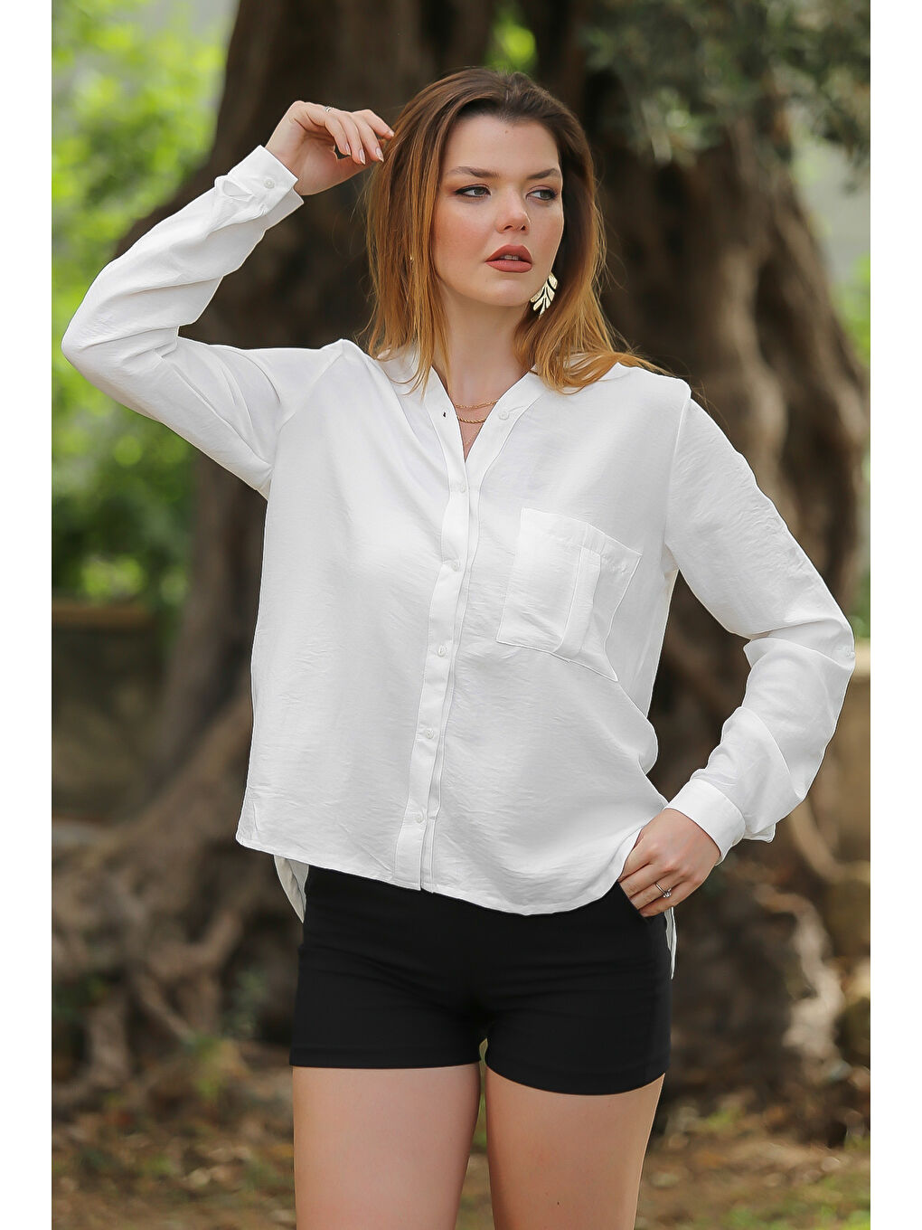 Beyaz Hakim Yaka Düğmeli Uzun Kollu Cepli Arkası Uzun Dokuma Casual Gömlek-3