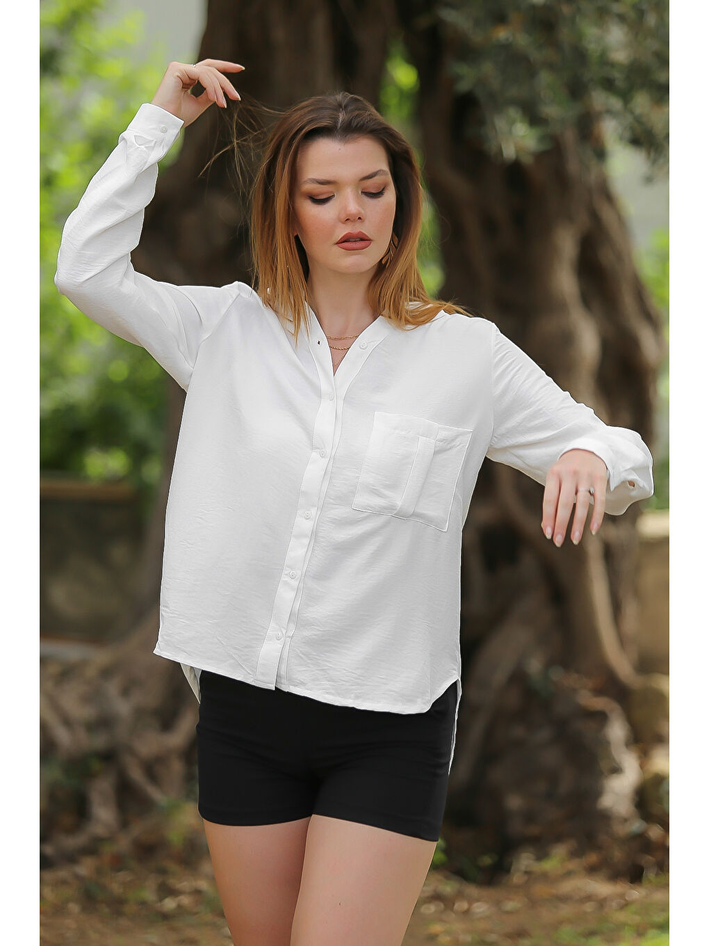 Beyaz Hakim Yaka Düğmeli Uzun Kollu Cepli Arkası Uzun Dokuma Casual Gömlek-4