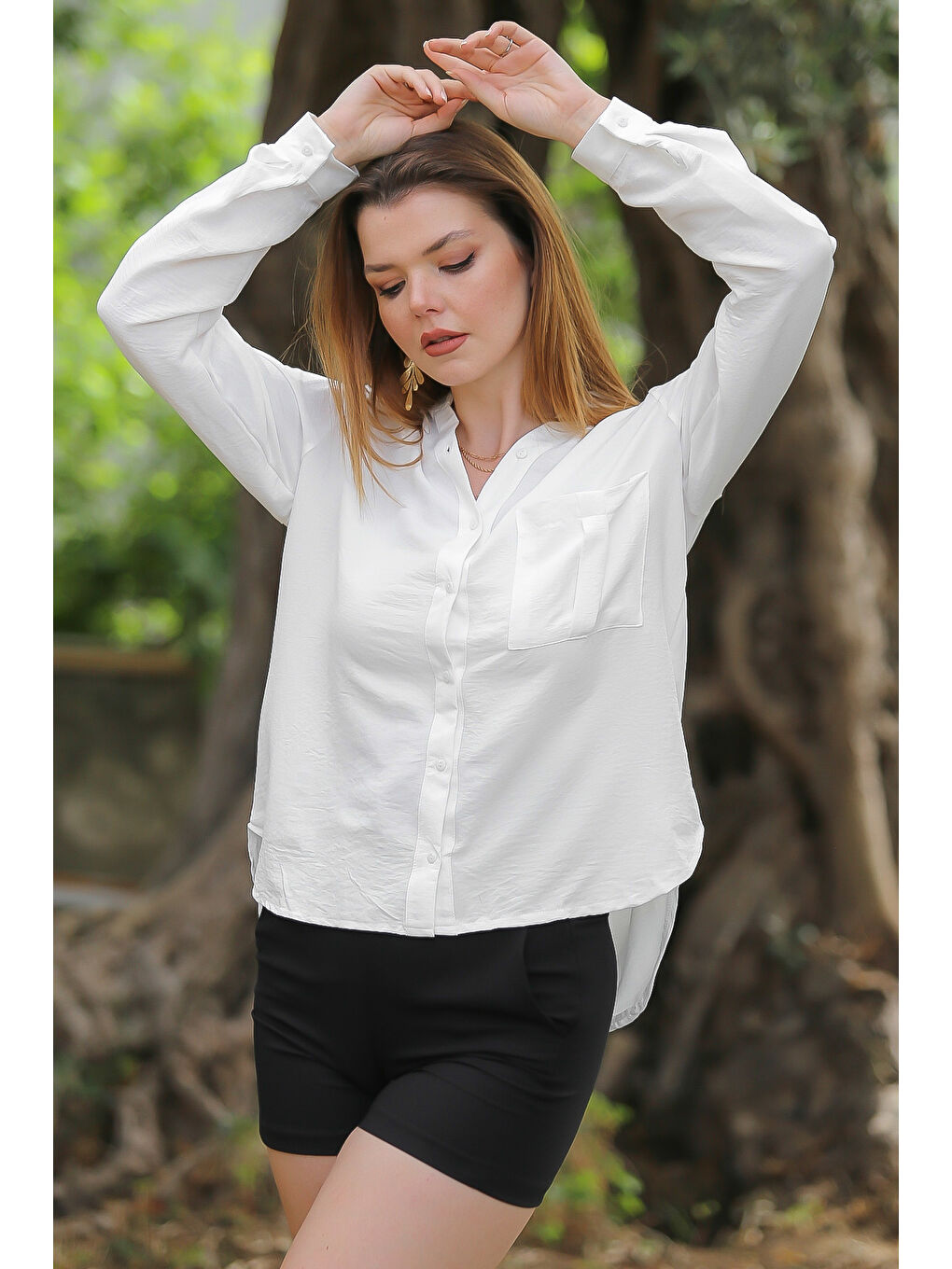 Beyaz Hakim Yaka Düğmeli Uzun Kollu Cepli Arkası Uzun Dokuma Casual Gömlek-5