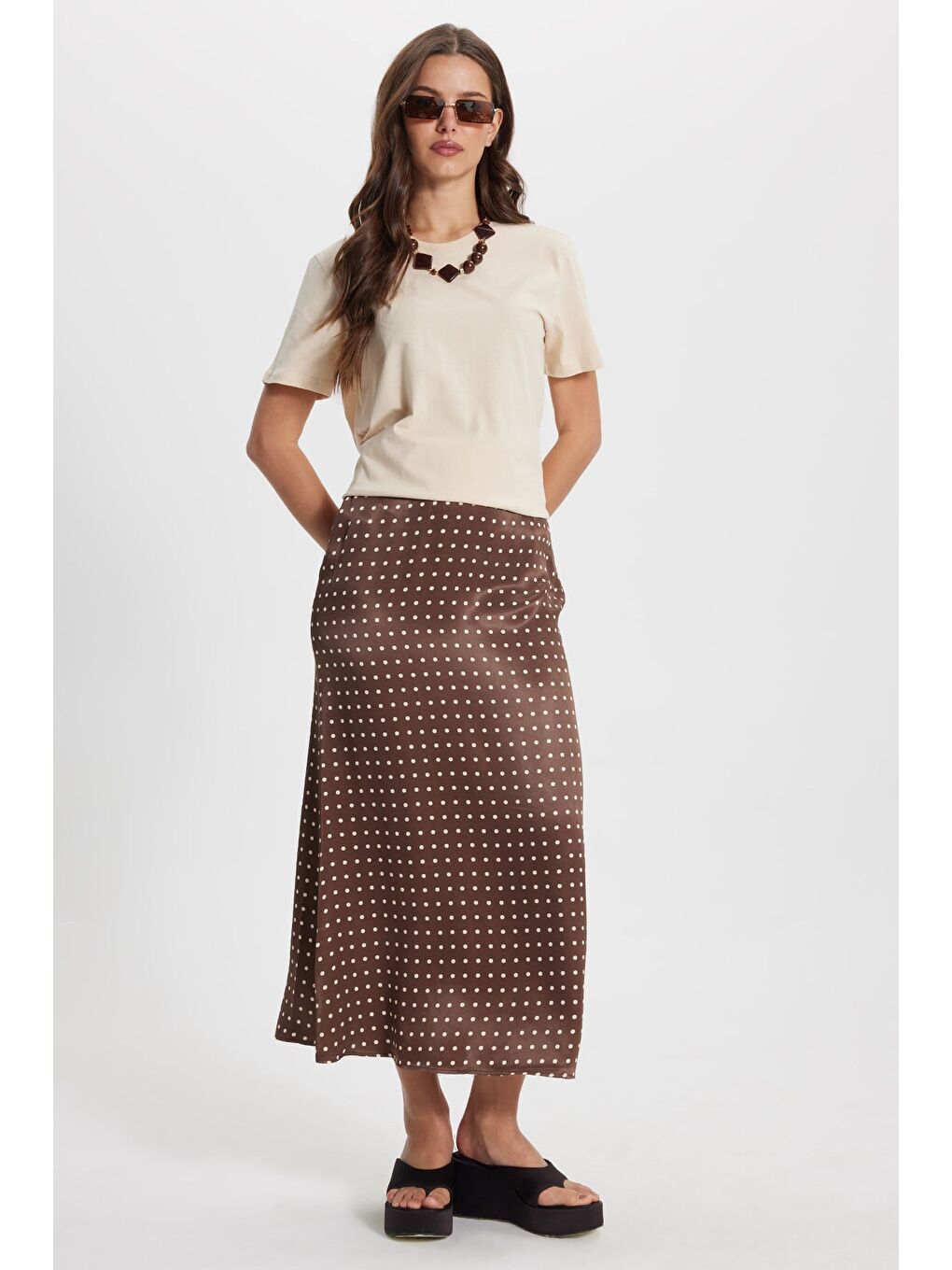 Kadın Slim Fit Dar Kesim Yüksek Bel Midi Boy Viskon Puantiyeli Kahverengi Etek-2